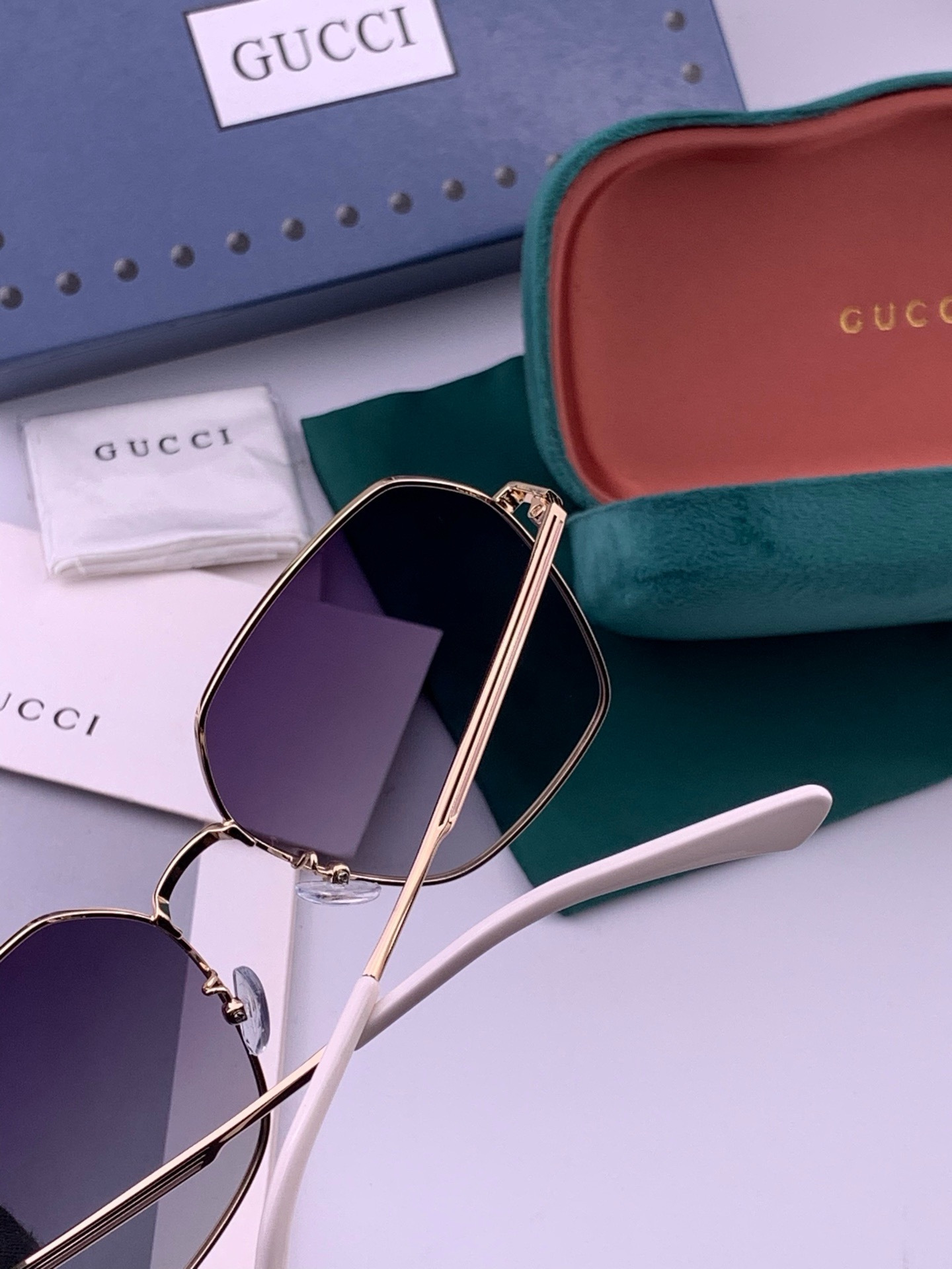 GUCCI  开春新款 马鞍扣镜腿系列墨镜，优雅方框太阳镜各路网红纷纷带起气场满分‼️ 俏皮甜美.上脸效果更佳.金属质感