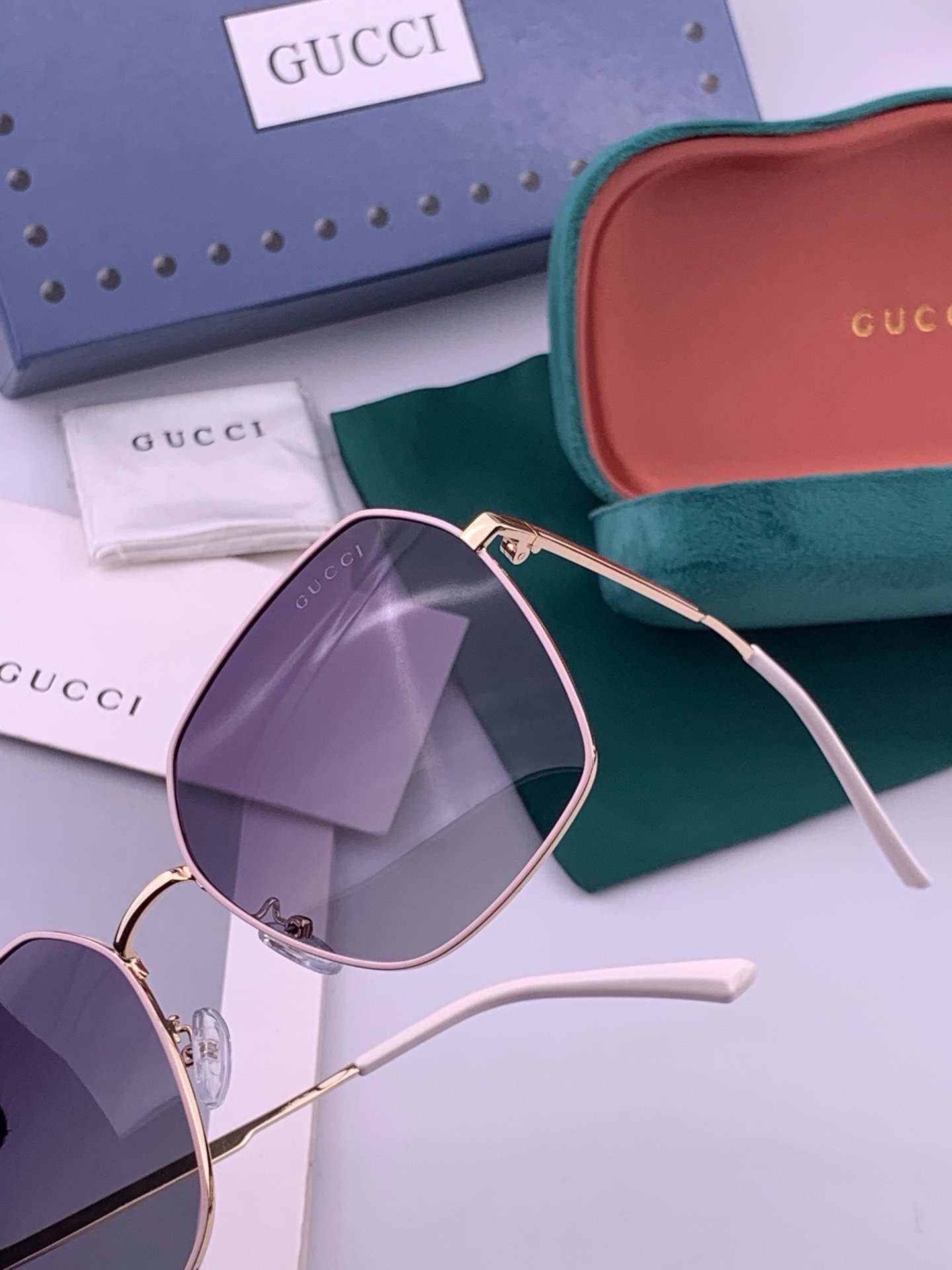 GUCCI  开春新款 马鞍扣镜腿系列墨镜，优雅方框太阳镜各路网红纷纷带起气场满分‼️ 俏皮甜美.上脸效果更佳.金属质感