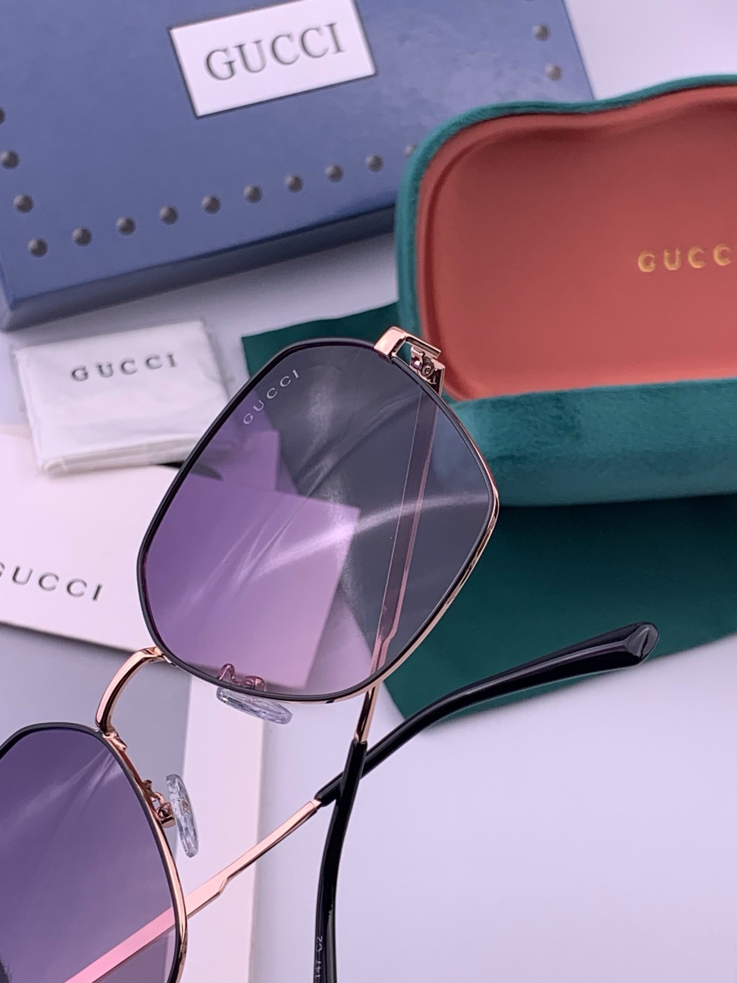 GUCCI  开春新款 马鞍扣镜腿系列墨镜，优雅方框太阳镜各路网红纷纷带起气场满分‼️ 俏皮甜美.上脸效果更佳.金属质感