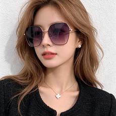 GUCCI 开春新款 马鞍扣镜腿系列墨镜,优雅方框太阳镜各路网红纷纷带起气场满分‼️ 俏皮甜美.上脸效果更佳.金属质感 GUCCI 开春新款 马鞍扣镜腿系列墨镜,优雅方框太阳镜各路网红纷纷带起气场满分‼️ 俏皮甜美.上脸效果更佳.金属质感