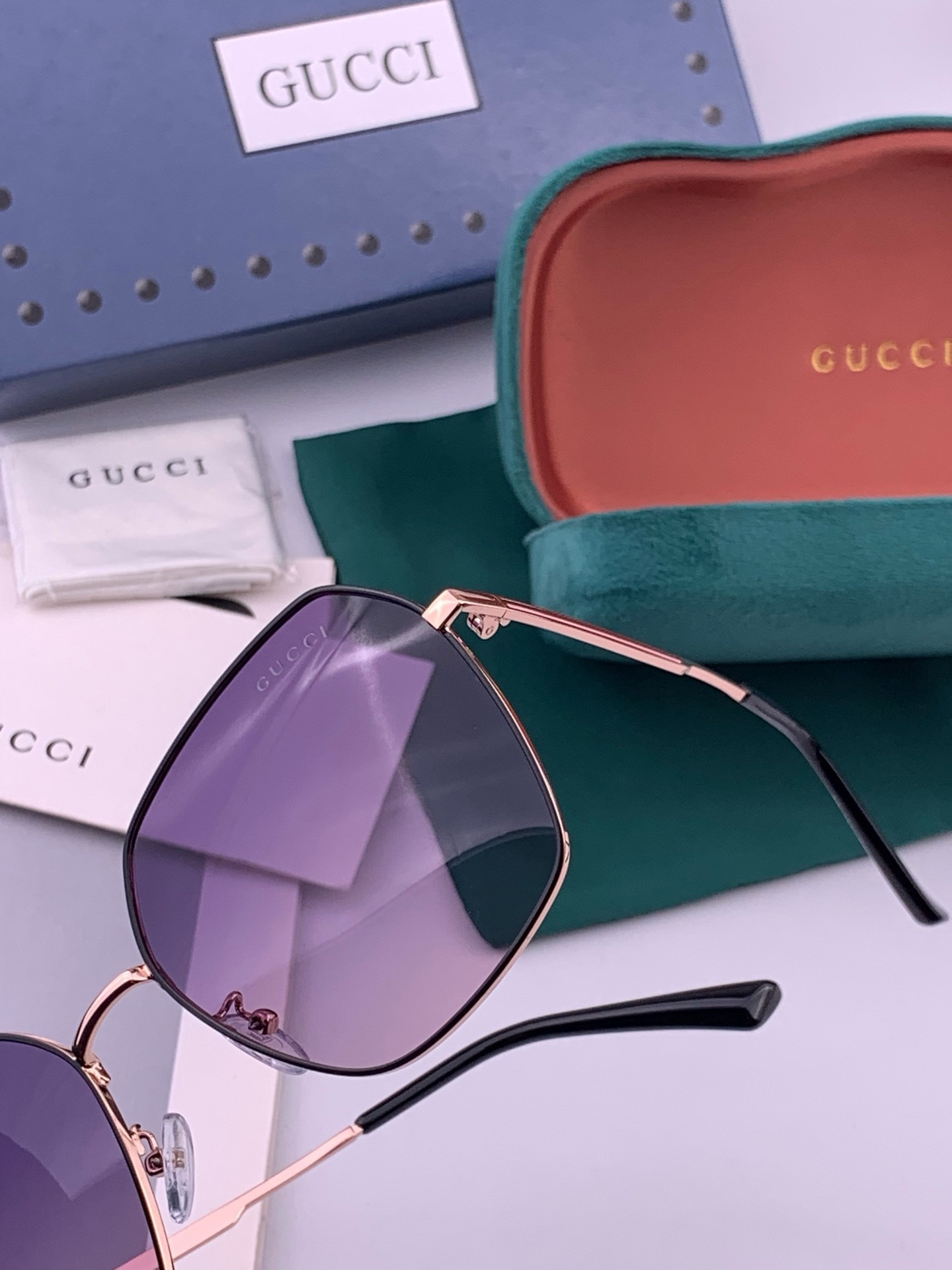 GUCCI  开春新款 马鞍扣镜腿系列墨镜，优雅方框太阳镜各路网红纷纷带起气场满分‼️ 俏皮甜美.上脸效果更佳.金属质感