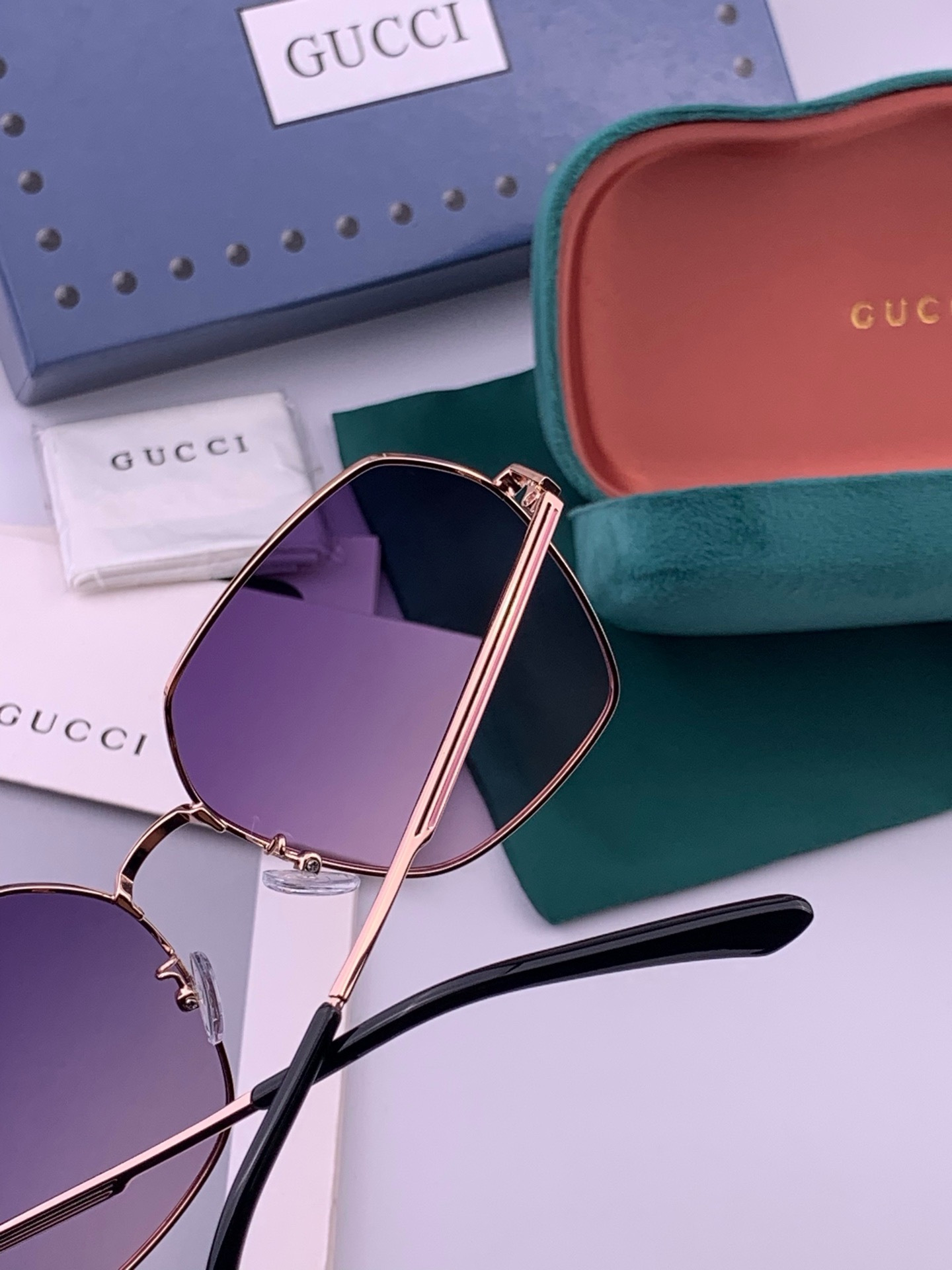 GUCCI  开春新款 马鞍扣镜腿系列墨镜，优雅方框太阳镜各路网红纷纷带起气场满分‼️ 俏皮甜美.上脸效果更佳.金属质感