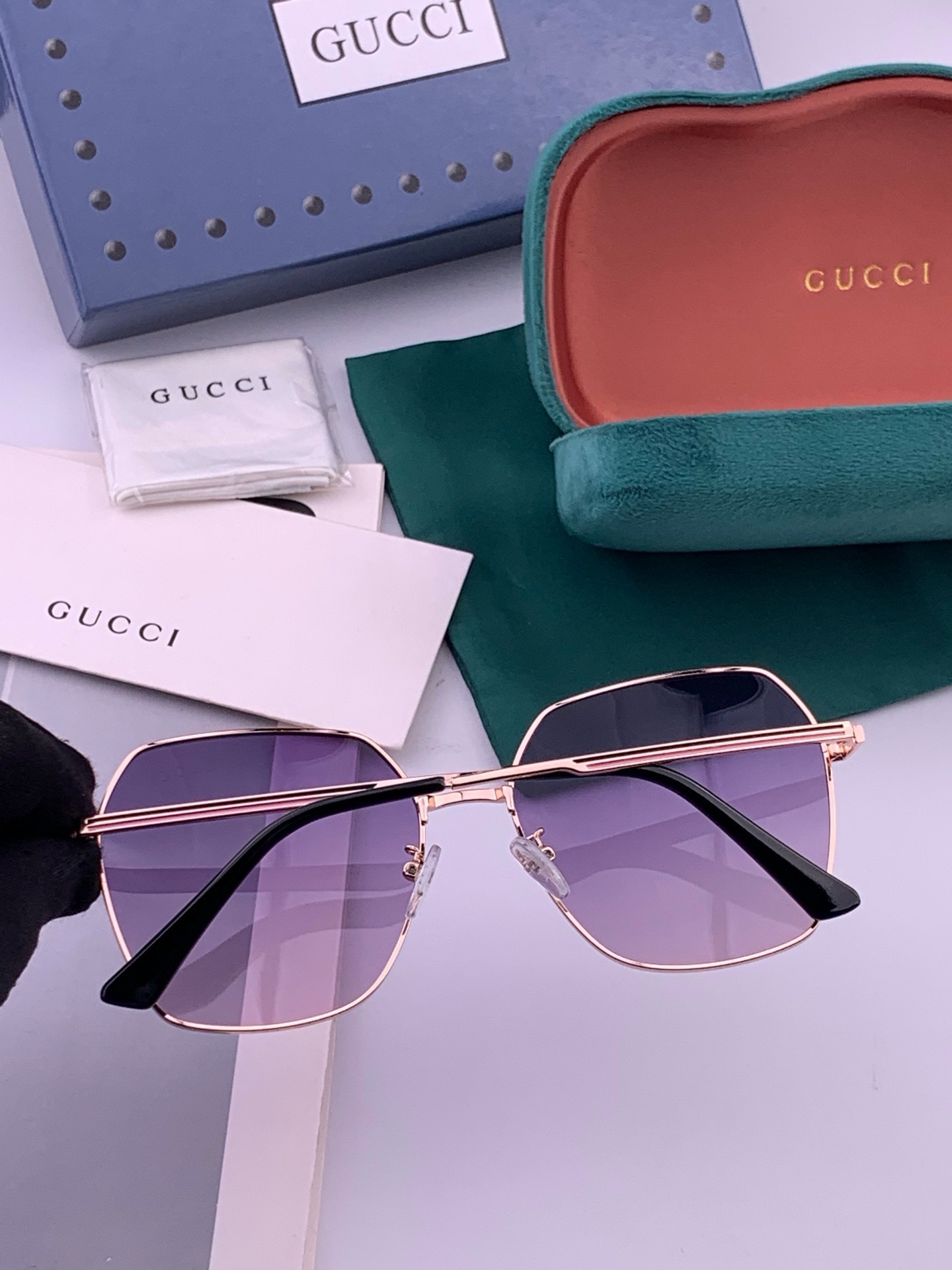 GUCCI  开春新款 马鞍扣镜腿系列墨镜，优雅方框太阳镜各路网红纷纷带起气场满分‼️ 俏皮甜美.上脸效果更佳.金属质感