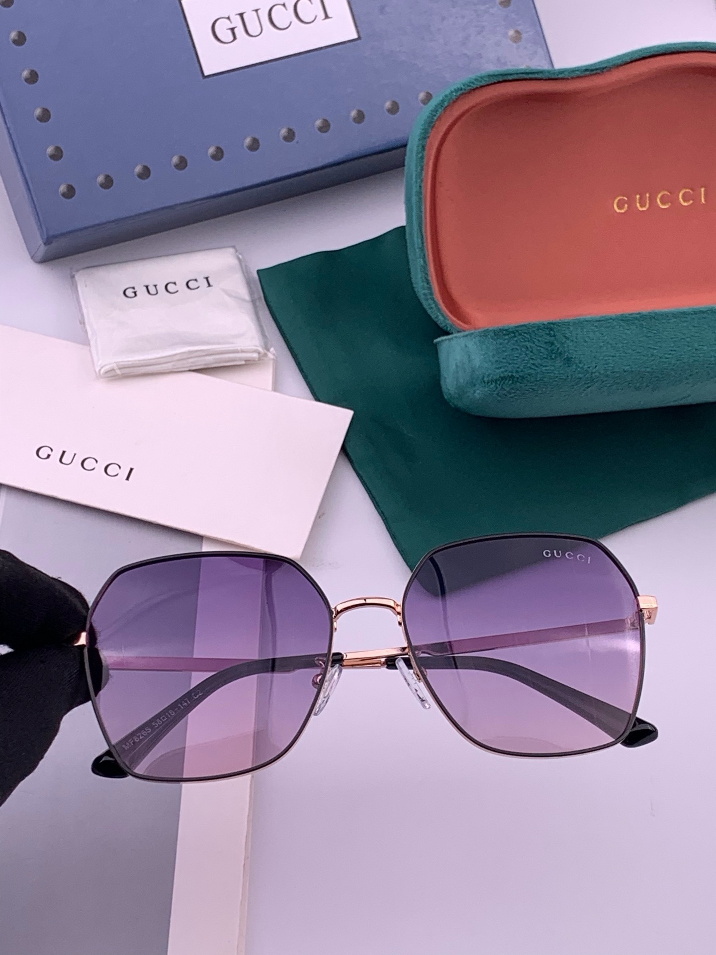 GUCCI  开春新款 马鞍扣镜腿系列墨镜，优雅方框太阳镜各路网红纷纷带起气场满分‼️ 俏皮甜美.上脸效果更佳.金属质感