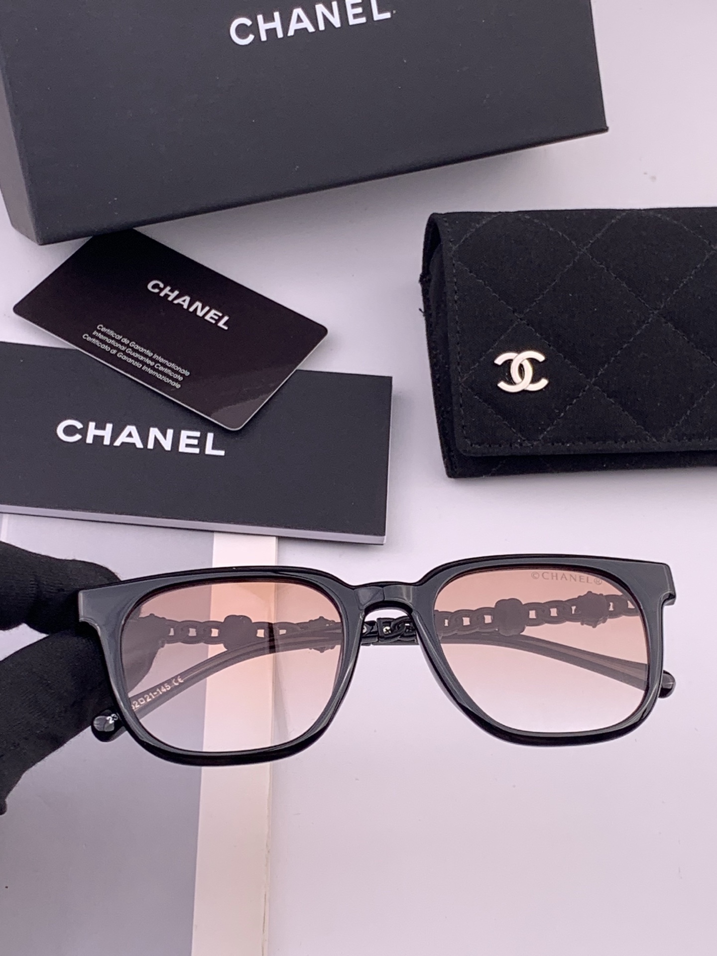 新品CHANEL 香奈儿太阳镜以独特魅力和前卫风格诠释春夏最新眼镜，质感超好佩带舒适 型号：CH5236