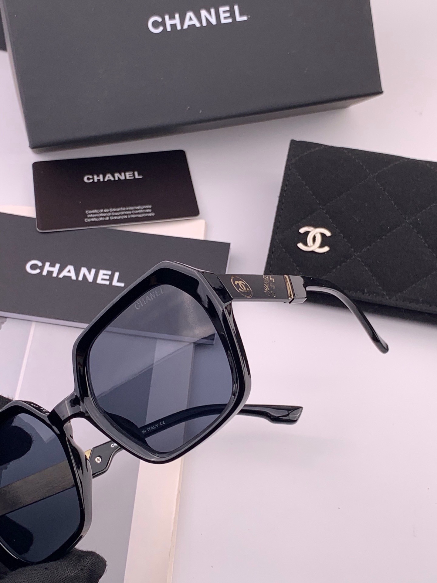 🔺CHANEL🔻官方早春新款，众多明星同款[色]香奈儿‼️‼️新款大框墨镜 ，🌈🌈宝丽来超清太阳镜🔝🔝型号：CH8402