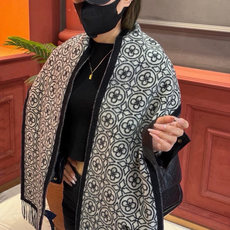 Lv爆款经典四叶草🍀双面提花爆款围巾🧣!!!非常百搭的一款,搭配大衣,毛衣都非常高级,尺寸刚刚好,及保暖又美观,太爱了😍 Lv爆款经典四叶草🍀双面提花爆款围巾🧣!!!非常百搭的一款,搭配大衣,毛衣都非常高级,尺寸刚刚好,及保暖又美观,太爱了😍