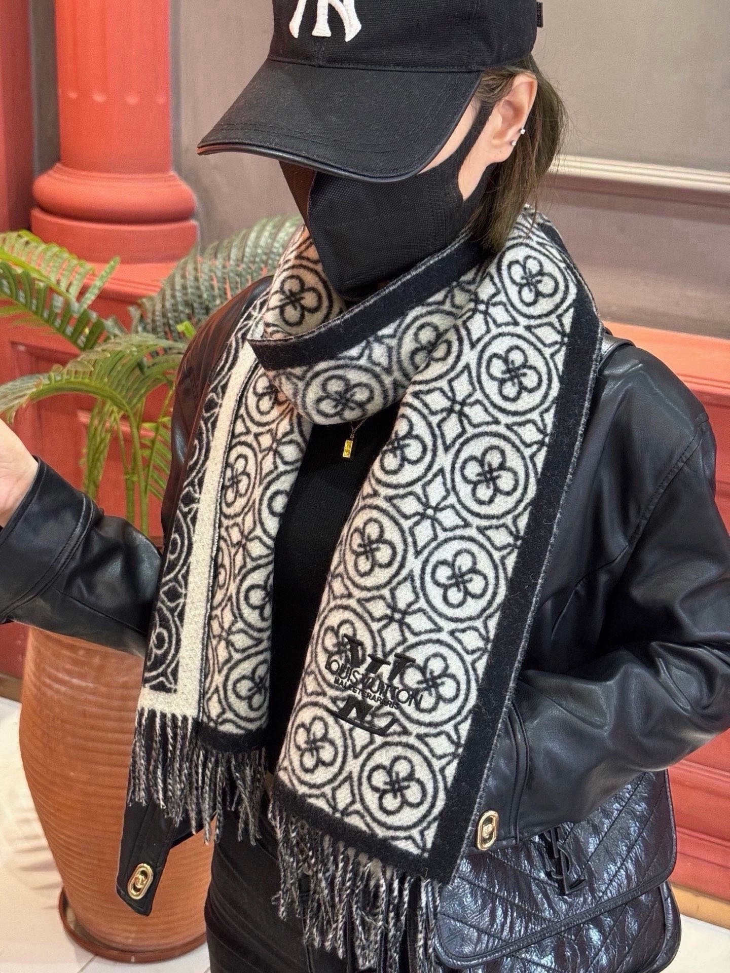 Lv爆款经典四叶草🍀双面提花爆款围巾🧣！！！非常百搭的一款，搭配大衣，毛衣都非常高级，尺寸刚刚好，及保暖又美观，太爱了😍