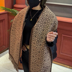 Lv爆款经典四叶草🍀双面提花爆款围巾🧣!!!非常百搭的一款,搭配大衣,毛衣都非常高级,尺寸刚刚好,及保暖又美观,太爱了😍 Lv爆款经典四叶草🍀双面提花爆款围巾🧣!!!非常百搭的一款,搭配大衣,毛衣都非常高级,尺寸刚刚好,及保暖又美观,太爱了😍