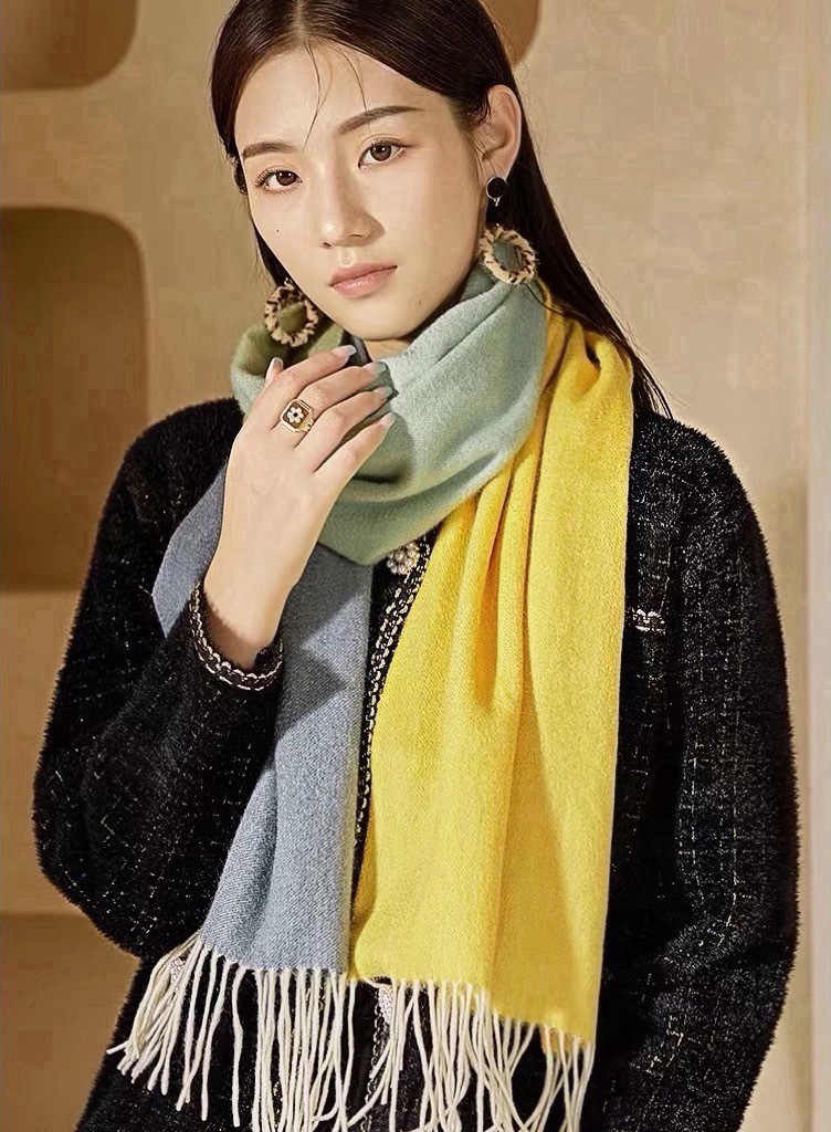 ✨✨太美了😍 爱马仕 情侣款 美到要尖叫😱专柜最新款🎊英伦欧美范儿「多色渐变」又是一款即时尚又实用的大围巾&长巾，🎆撞色