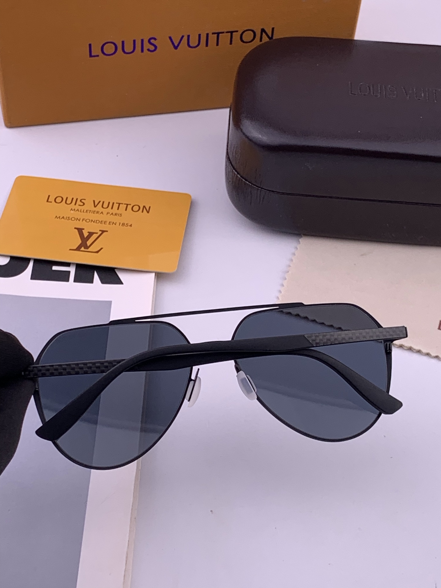 ♦️ GUCCI 新款男女情侣款太阳镜 超轻超有弹性整幅眼镜 重要的是压不坏 高清镜片、精湛的工艺 原版材料 休闲大气不
