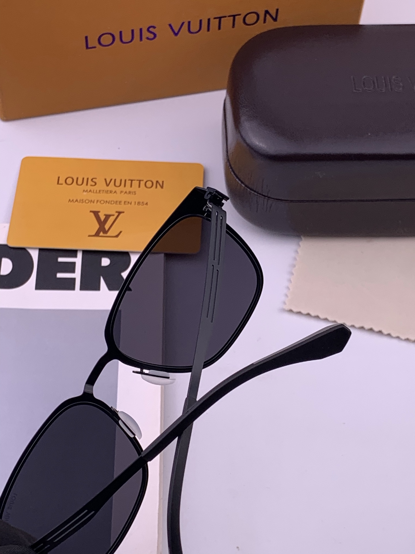 ♦️LV 新款男女情侣款太阳镜多边形墨镜iP电镀永不褪色 超轻超有弹性整幅眼镜无螺丝重要的是压不坏 高清镜片、精湛的工艺