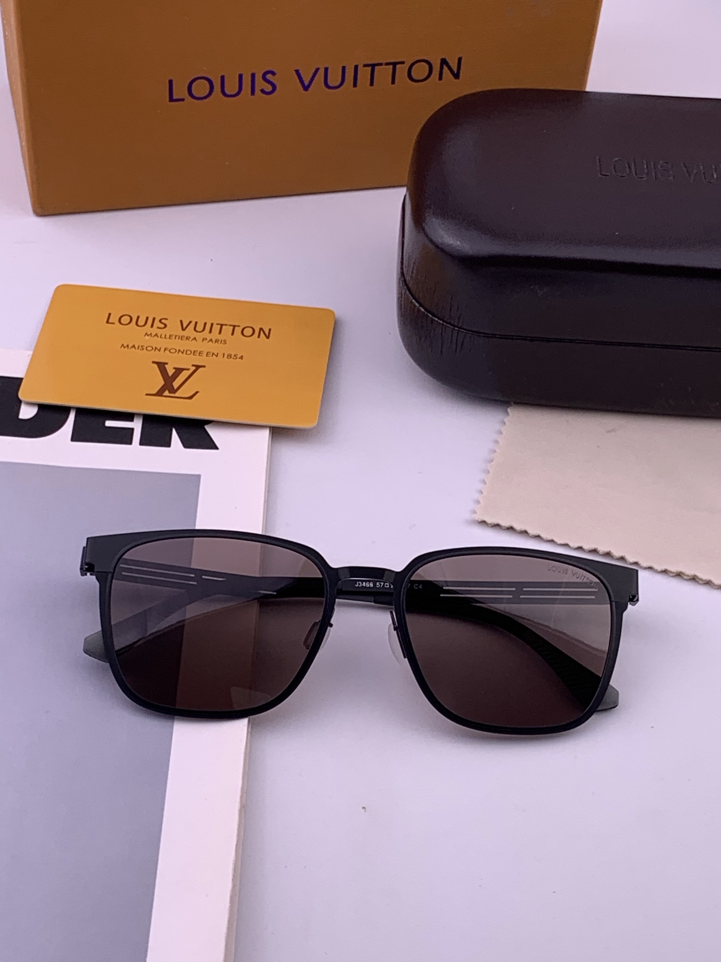 ♦️LV 新款男女情侣款太阳镜多边形墨镜iP电镀永不褪色 超轻超有弹性整幅眼镜无螺丝重要的是压不坏 高清镜片、精湛的工艺