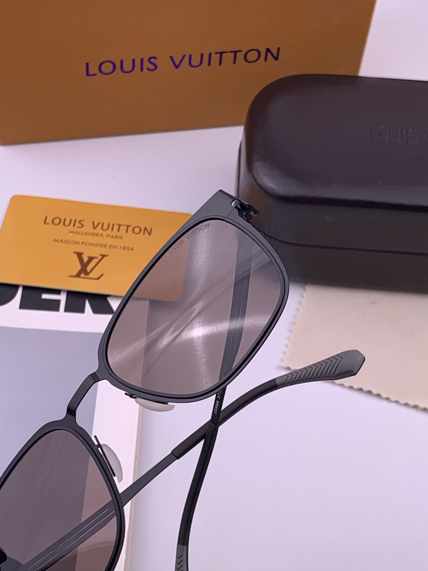 ♦️LV 新款男女情侣款太阳镜多边形墨镜iP电镀永不褪色 超轻超有弹性整幅眼镜无螺丝重要的是压不坏 高清镜片、精湛的工艺
