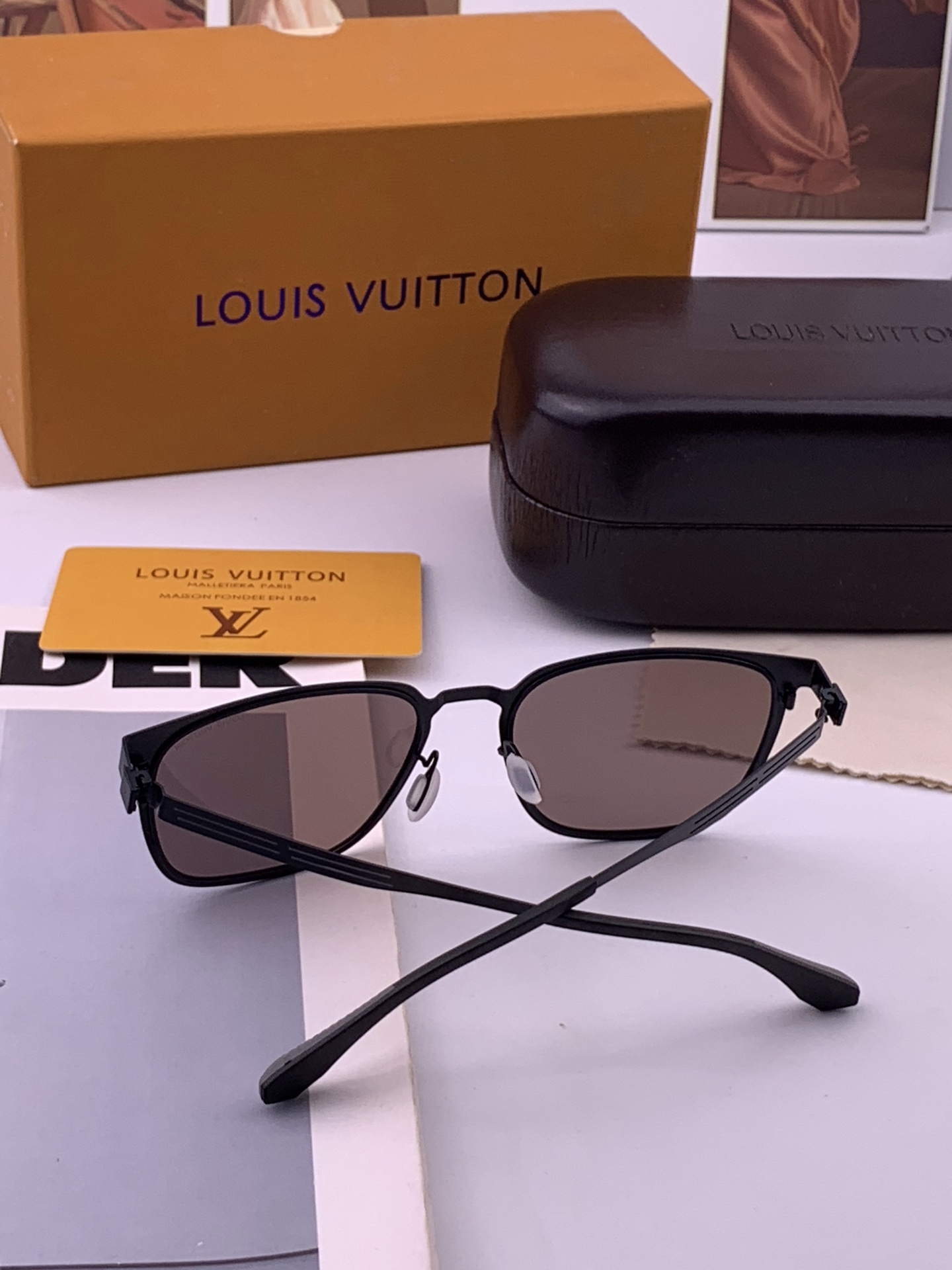 ♦️LV 新款男女情侣款太阳镜多边形墨镜iP电镀永不褪色 超轻超有弹性整幅眼镜无螺丝重要的是压不坏 高清镜片、精湛的工艺