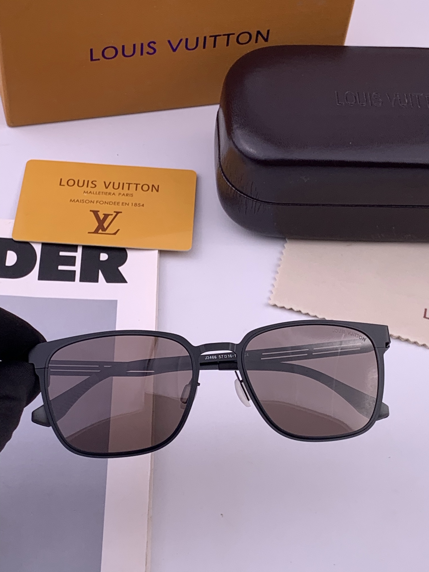 ♦️LV 新款男女情侣款太阳镜多边形墨镜iP电镀永不褪色 超轻超有弹性整幅眼镜无螺丝重要的是压不坏 高清镜片、精湛的工艺