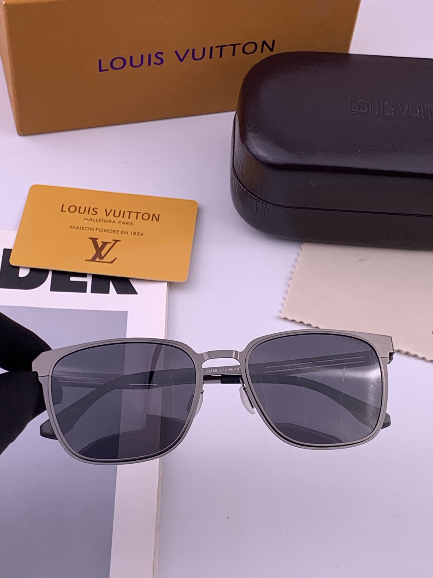 ♦️LV 新款男女情侣款太阳镜多边形墨镜iP电镀永不褪色 超轻超有弹性整幅眼镜无螺丝重要的是压不坏 高清镜片、精湛的工艺