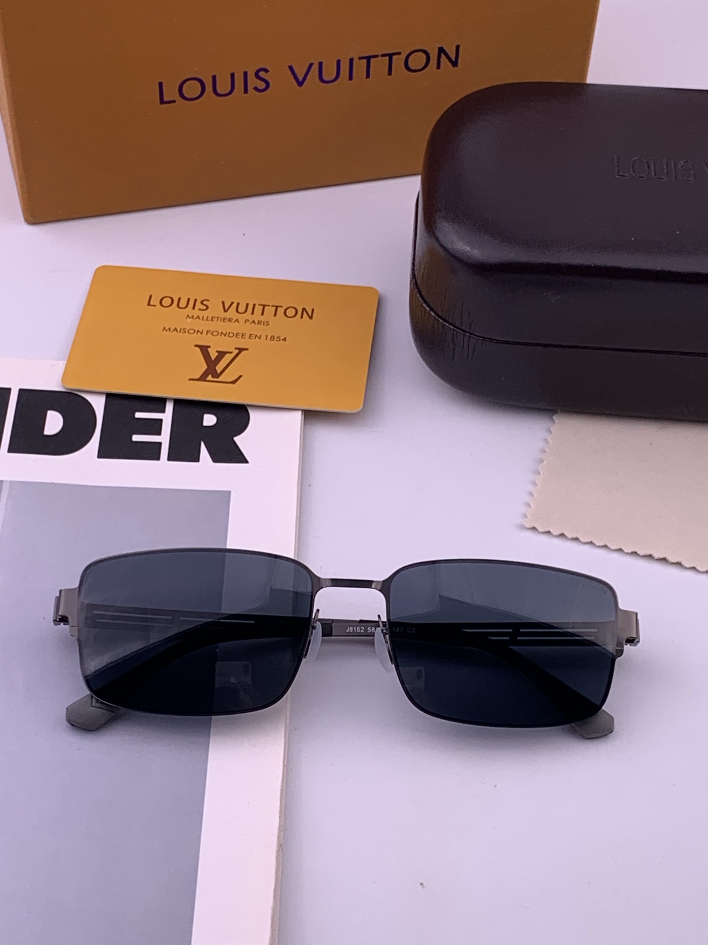 ♦️LV 新款男女情侣款太阳镜多边形墨镜iP电镀永不褪色 超轻超有弹性整幅眼镜无螺丝重要的是压不坏 高清镜片、精湛的工艺