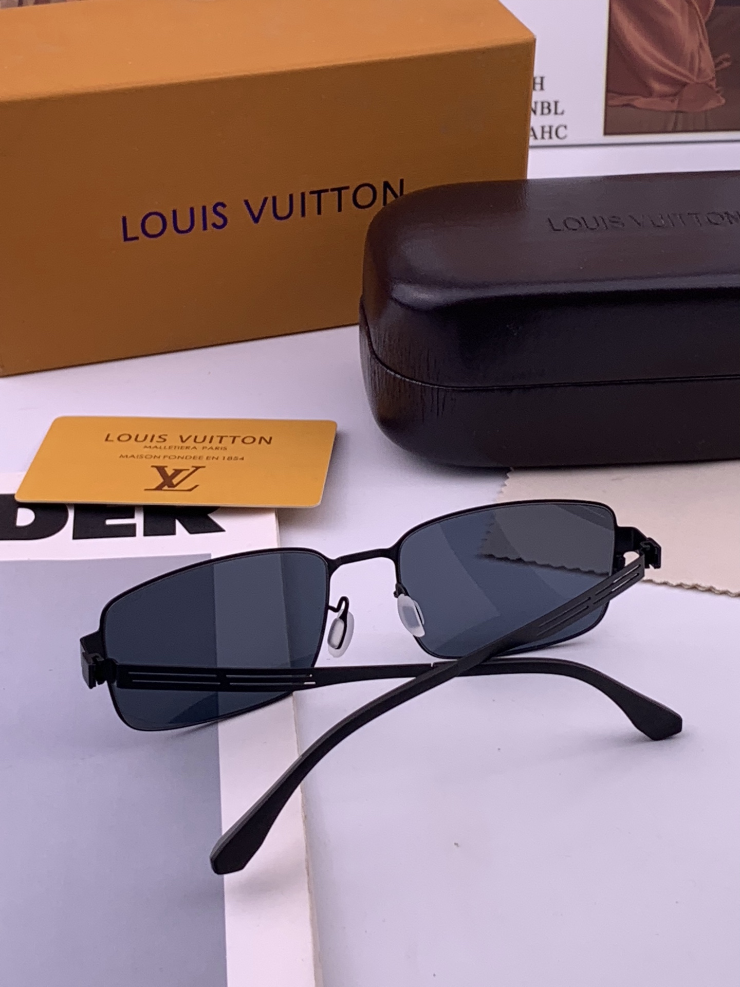 ♦️LV 新款男女情侣款太阳镜多边形墨镜iP电镀永不褪色 超轻超有弹性整幅眼镜无螺丝重要的是压不坏 高清镜片、精湛的工艺