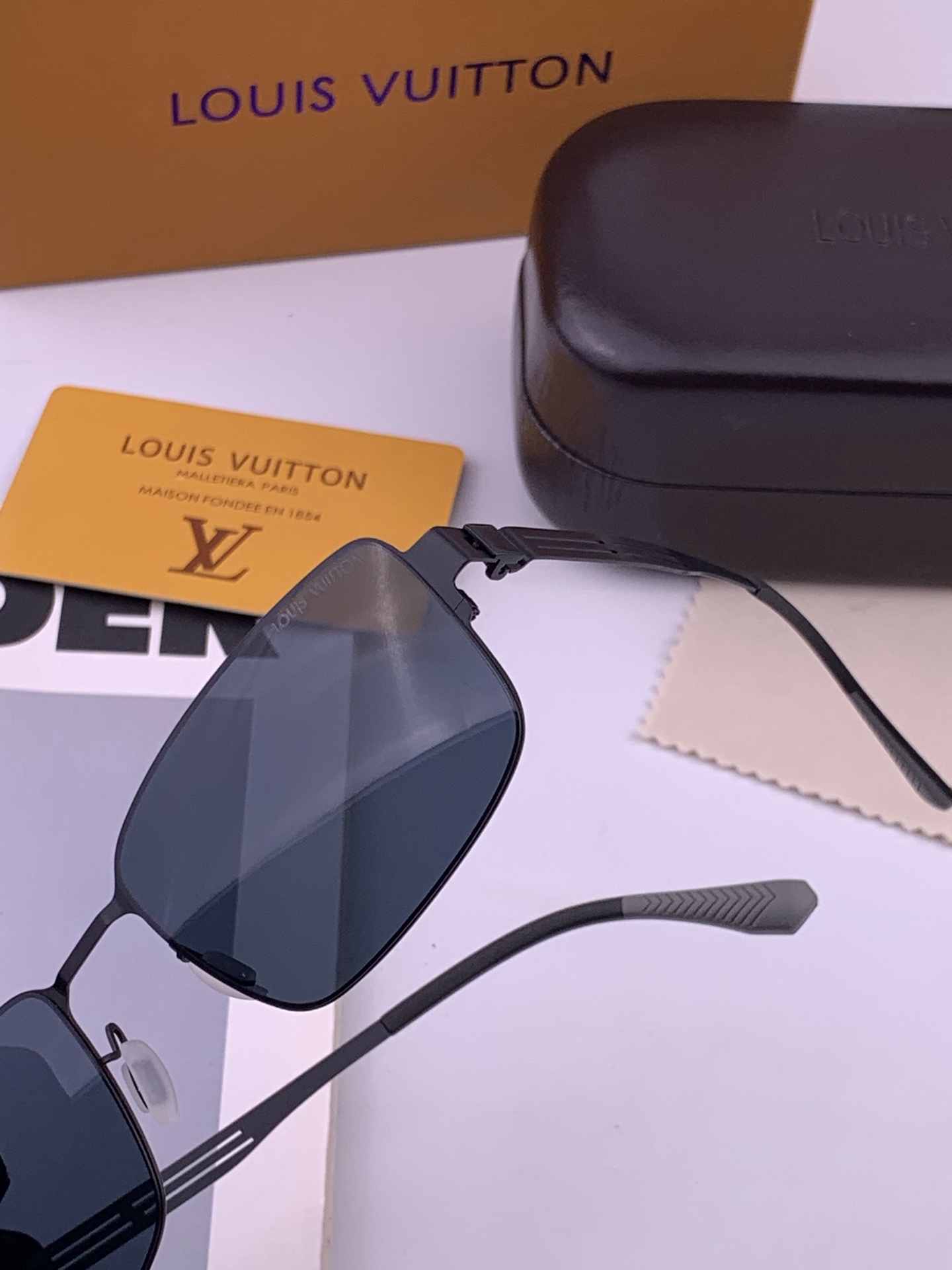 ♦️LV 新款男女情侣款太阳镜多边形墨镜iP电镀永不褪色 超轻超有弹性整幅眼镜无螺丝重要的是压不坏 高清镜片、精湛的工艺