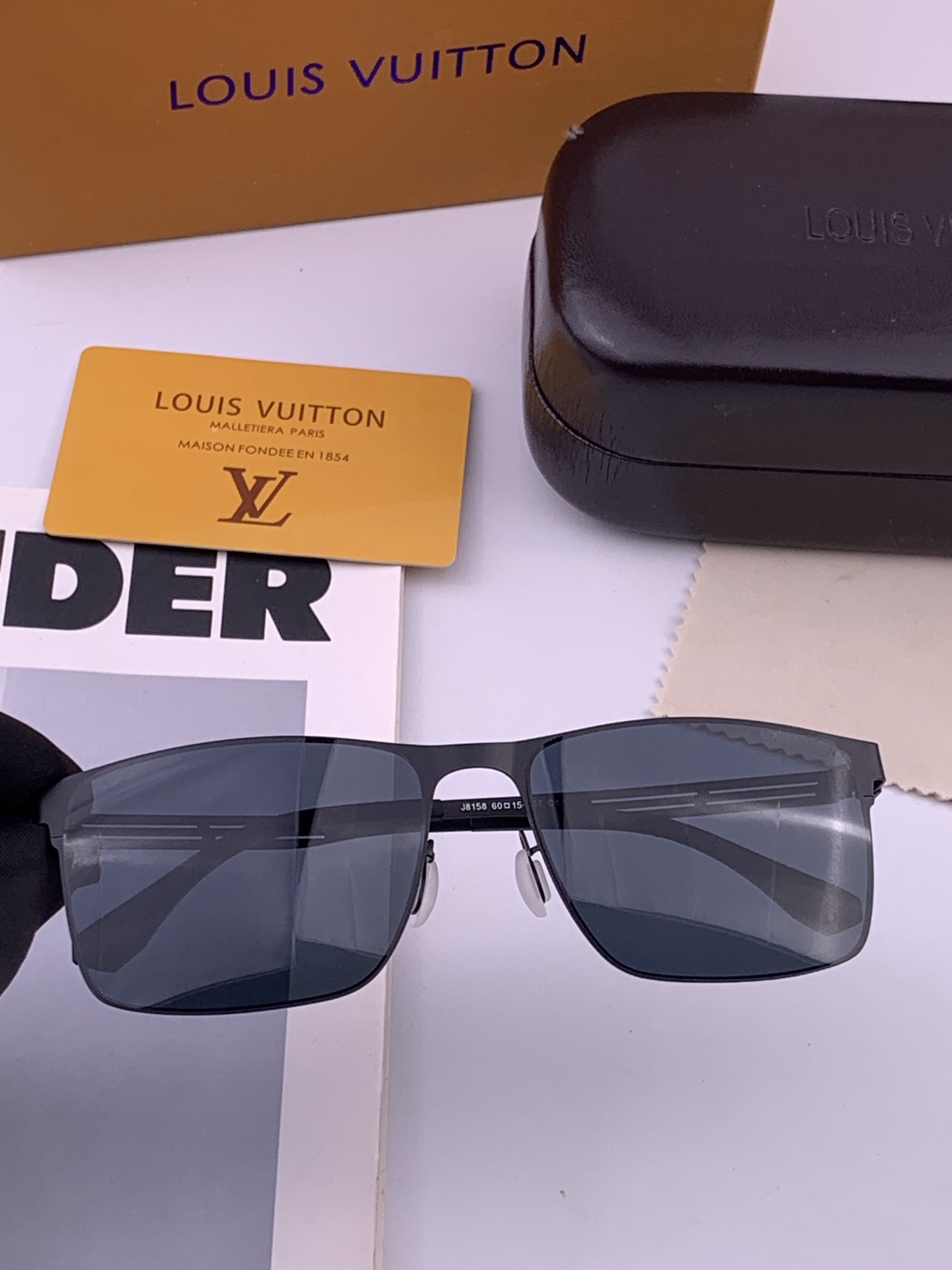 ♦️LV 新款男女情侣款太阳镜多边形墨镜iP电镀永不褪色 超轻超有弹性整幅眼镜无螺丝重要的是压不坏 高清镜片、精湛的工艺