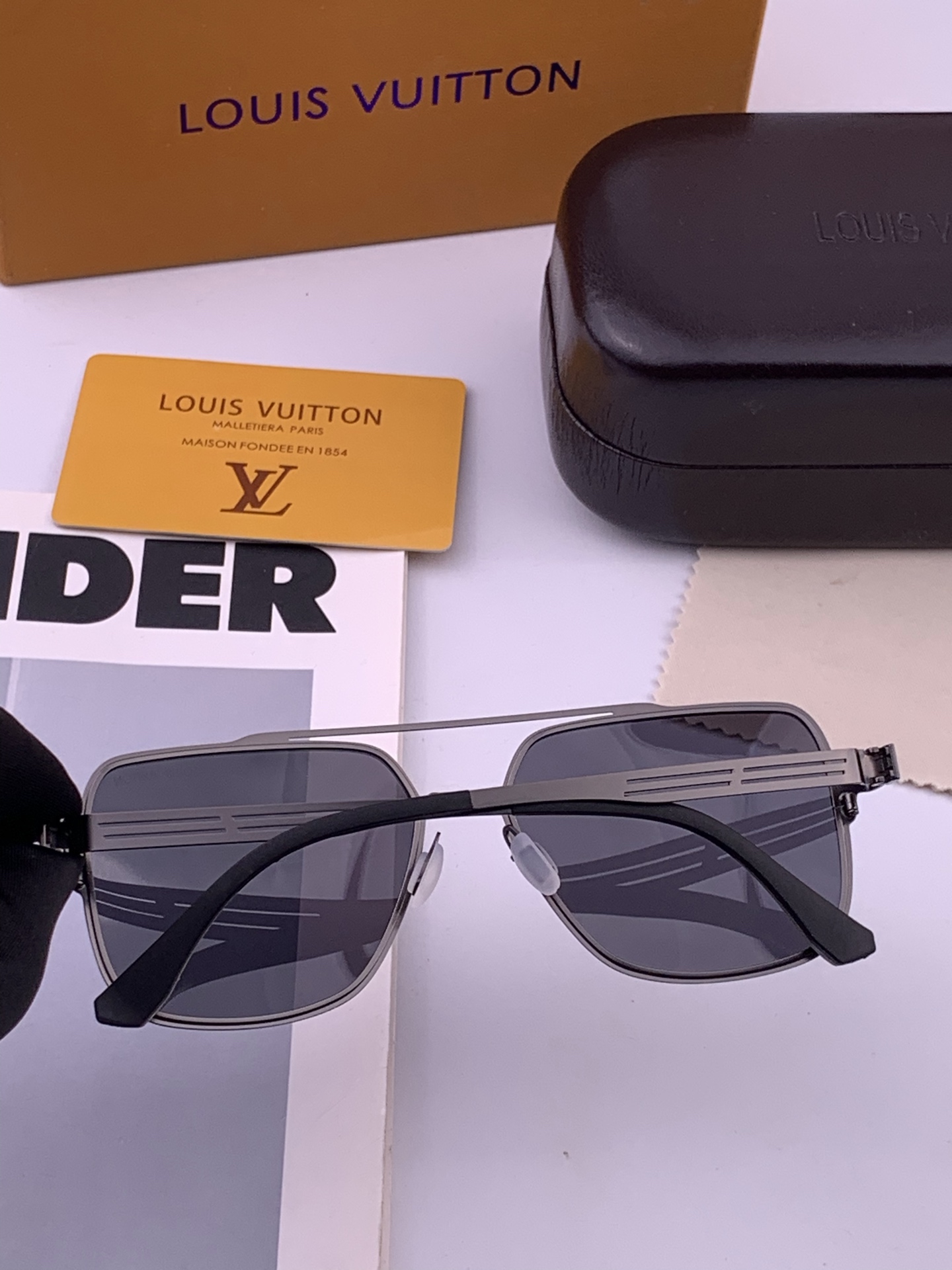 ♦️LV 新款男女情侣款太阳镜多边形墨镜iP电镀永不褪色 超轻超有弹性整幅眼镜无螺丝重要的是压不坏 高清镜片、精湛的工艺