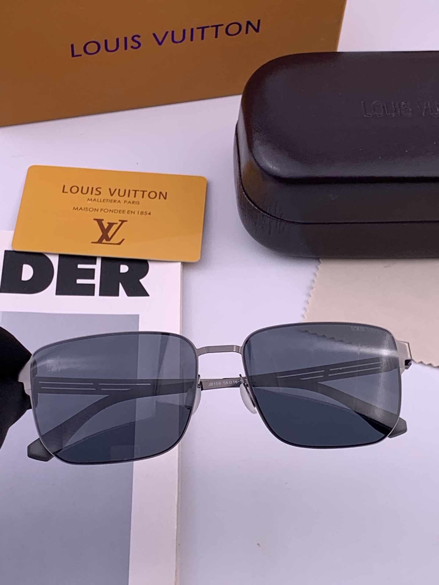 ♦️LV 新款男女情侣款太阳镜多边形墨镜iP电镀永不褪色 超轻超有弹性整幅眼镜无螺丝重要的是压不坏 高清镜片、精湛的工艺
