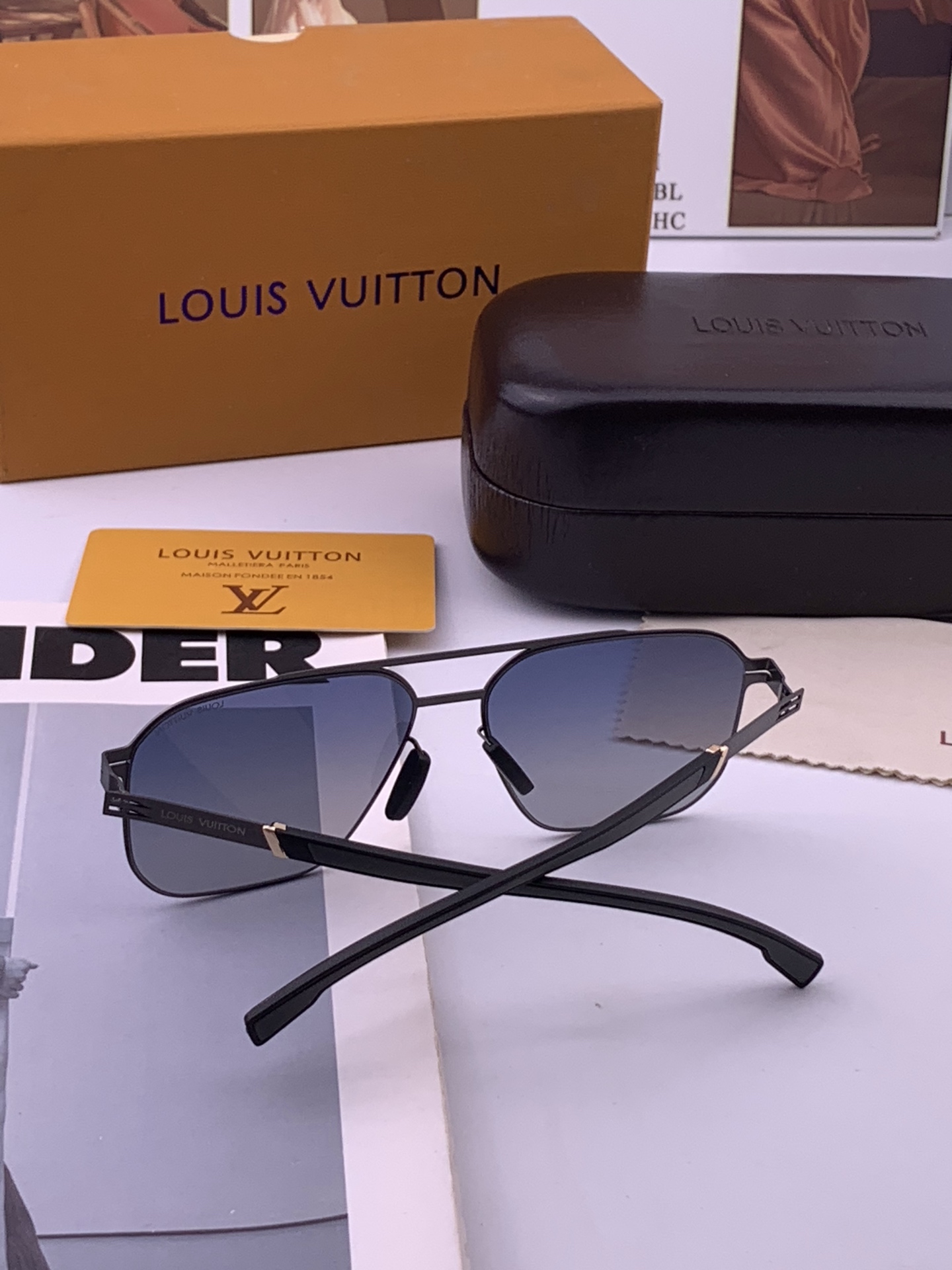 ♦️LV 新款男女情侣款太阳镜多边形墨镜iP电镀永不褪色 超轻超有弹性整幅眼镜无螺丝重要的是压不坏 高清镜片、精湛的工艺