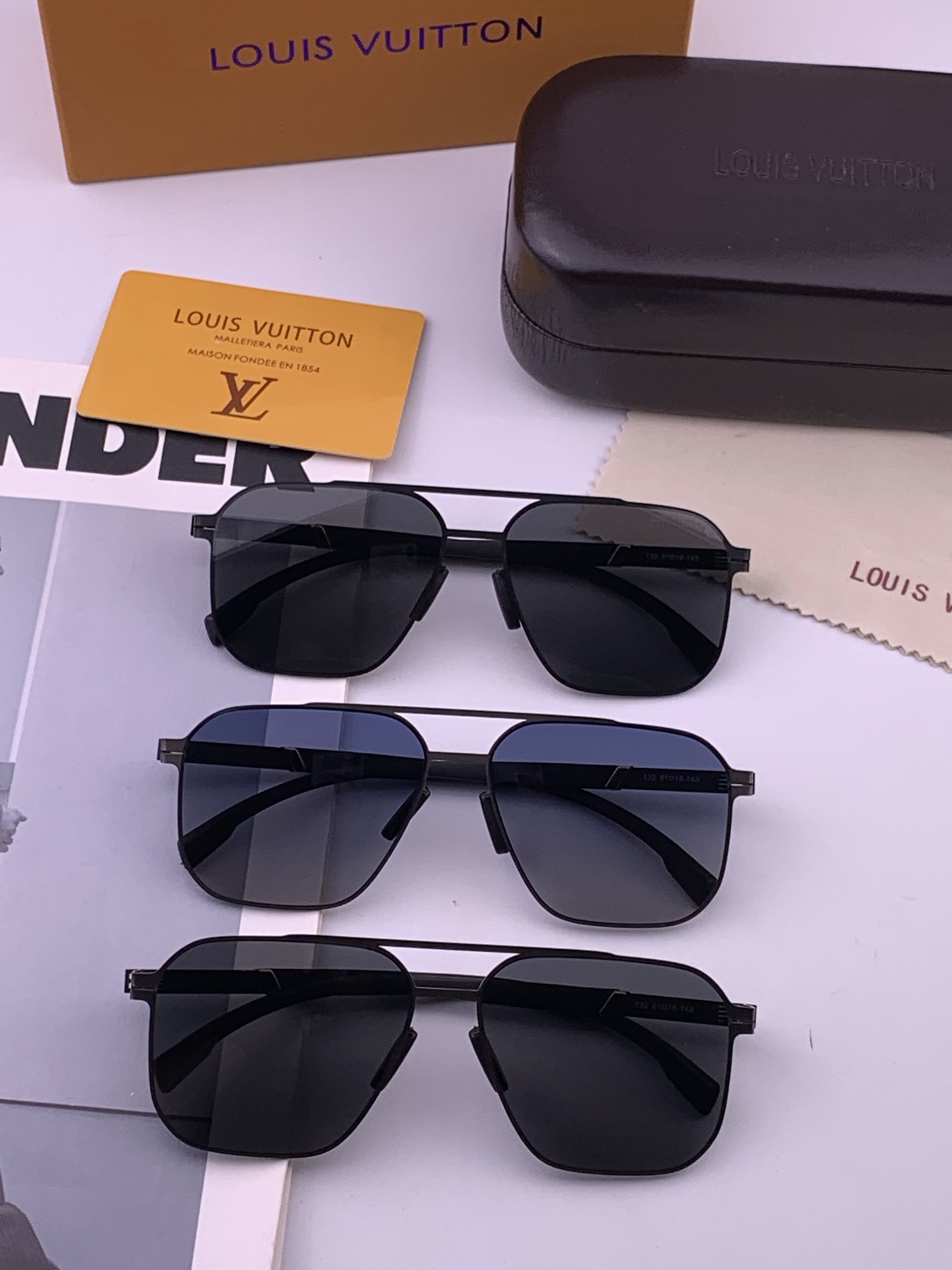 ♦️LV 新款男女情侣款太阳镜多边形墨镜iP电镀永不褪色 超轻超有弹性整幅眼镜无螺丝重要的是压不坏 高清镜片、精湛的工艺