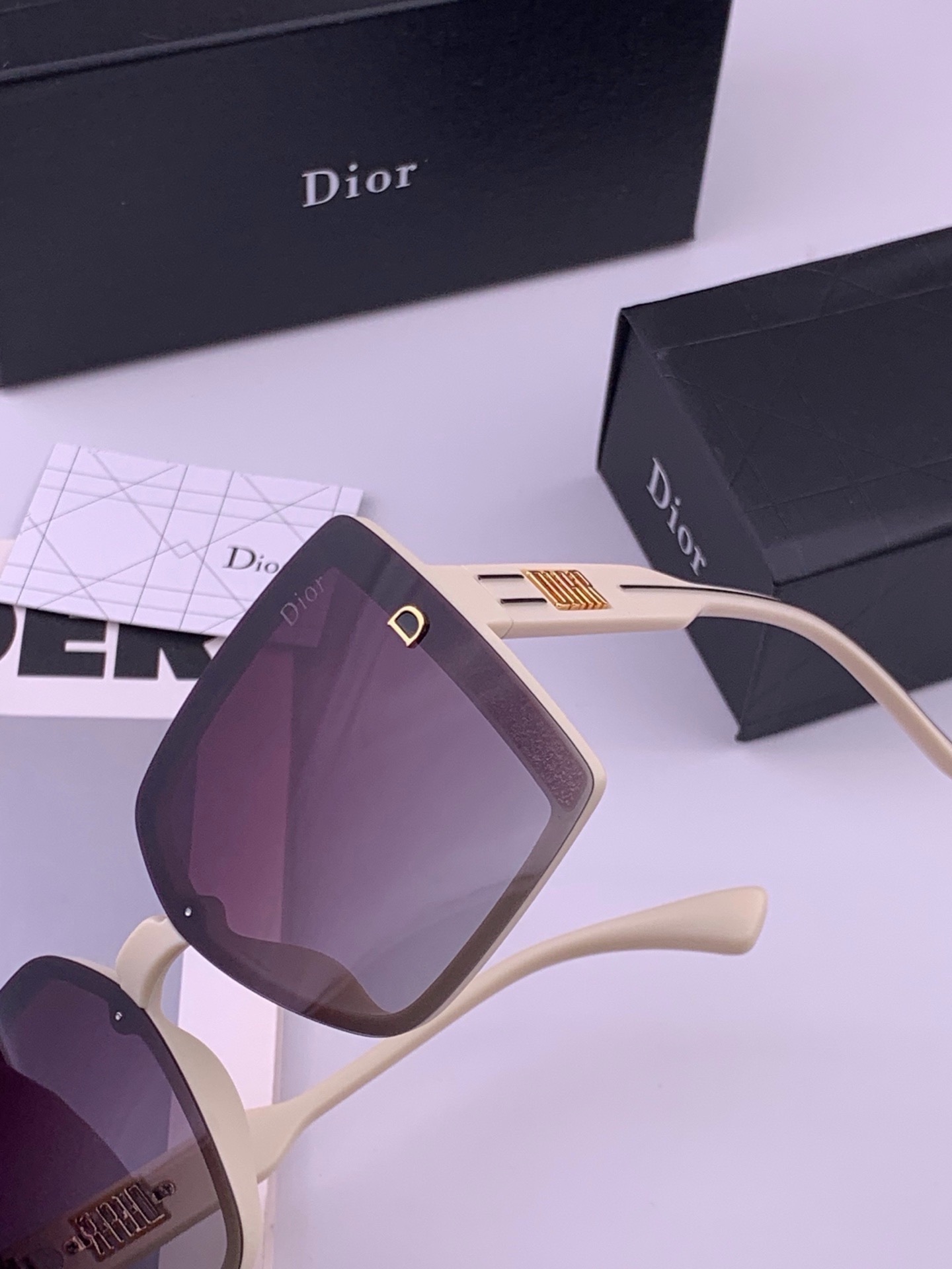 🔺 【DIOR-迪奥】开春新款 潮流爆款 时尚方框偏光太阳镜 高品质 佩戴舒适 网红潮款墨镜 型号：D5290