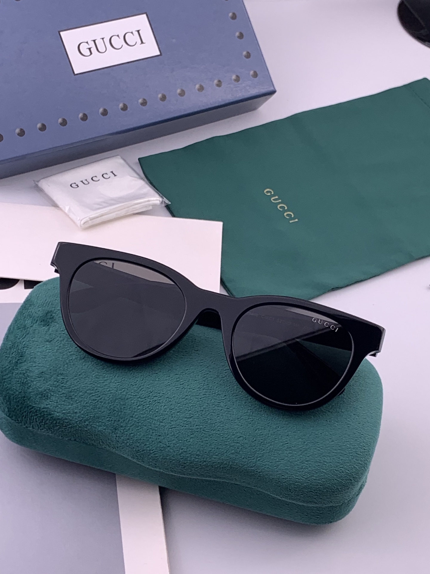 GUCCI 开春新款一体镜 大框太阳镜男女同款 😎  爆款小框尼龙太阳镜 超逼格超酷  镜腿品牌设计感强 nice~~~