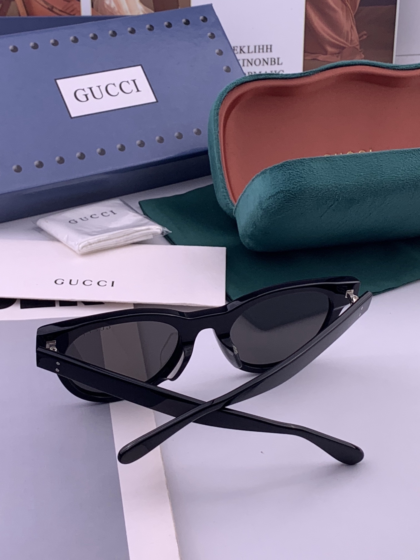 GUCCI 开春新款一体镜 大框太阳镜男女同款 😎  爆款小框尼龙太阳镜 超逼格超酷  镜腿品牌设计感强 nice~~~