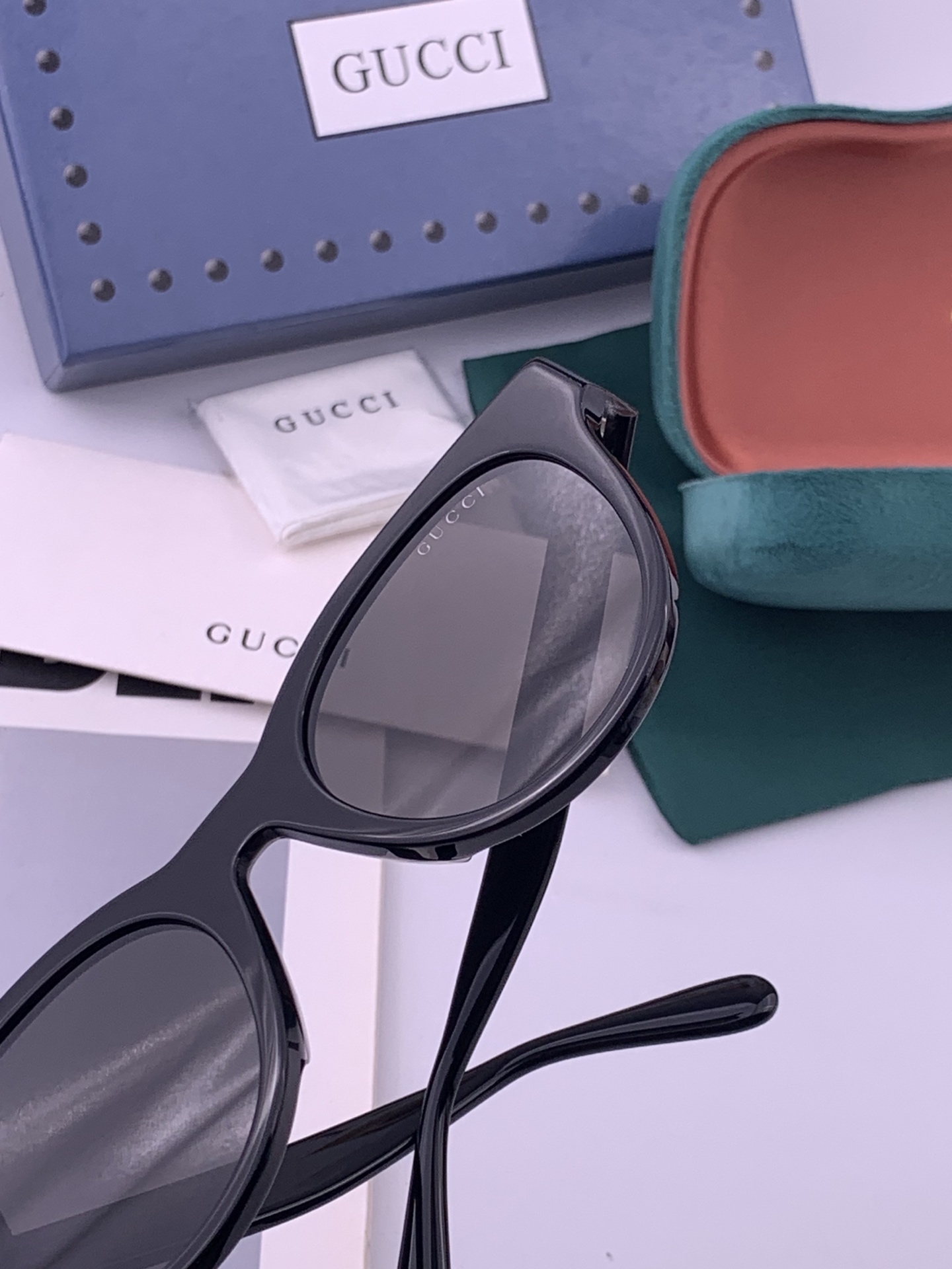 GUCCI 开春新款一体镜 大框太阳镜男女同款 😎  爆款小框尼龙太阳镜 超逼格超酷  镜腿品牌设计感强 nice~~~
