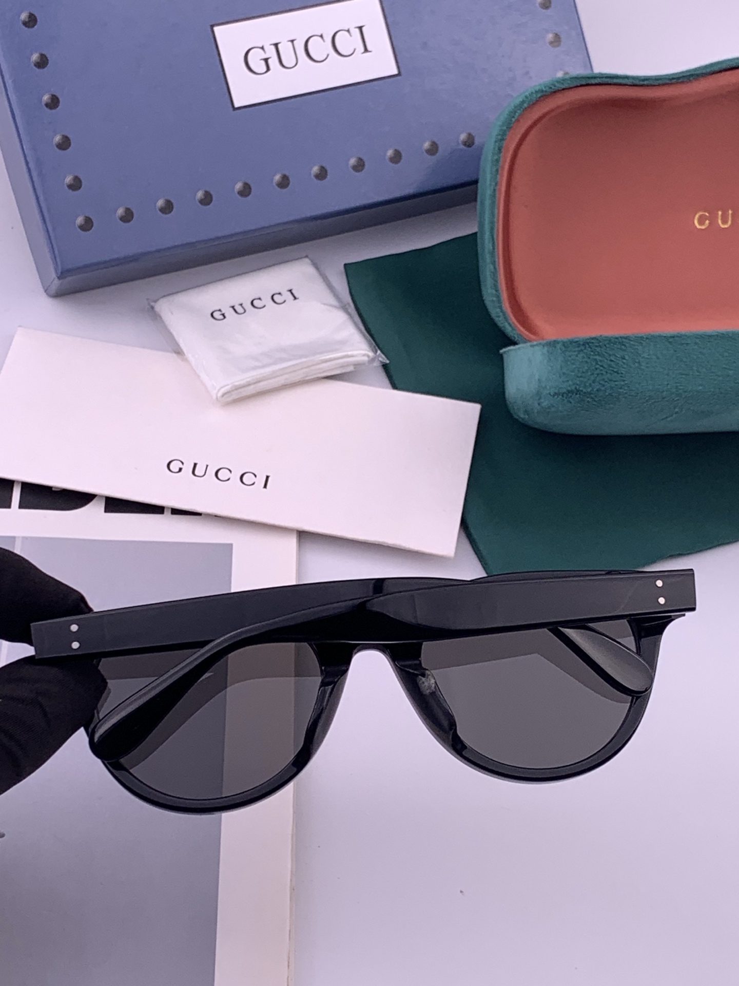 GUCCI 开春新款一体镜 大框太阳镜男女同款 😎  爆款小框尼龙太阳镜 超逼格超酷  镜腿品牌设计感强 nice~~~