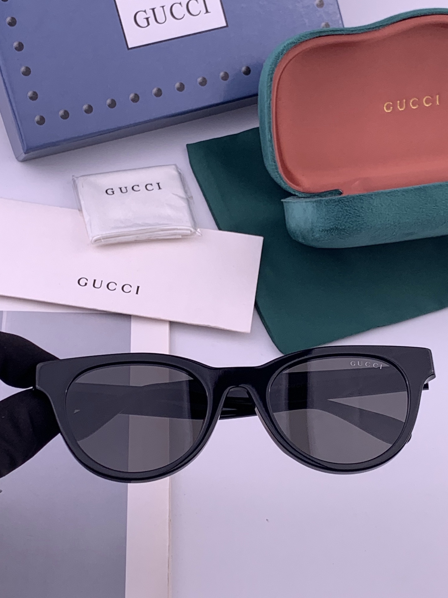 GUCCI 开春新款一体镜 大框太阳镜男女同款 😎  爆款小框尼龙太阳镜 超逼格超酷  镜腿品牌设计感强 nice~~~