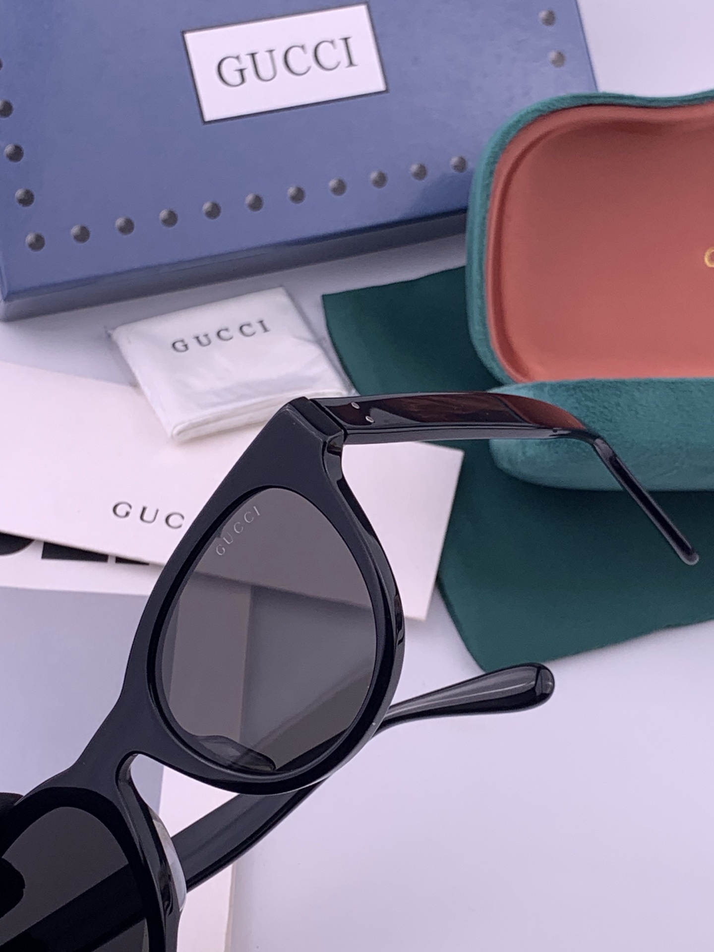 GUCCI 开春新款一体镜 大框太阳镜男女同款 😎  爆款小框尼龙太阳镜 超逼格超酷  镜腿品牌设计感强 nice~~~