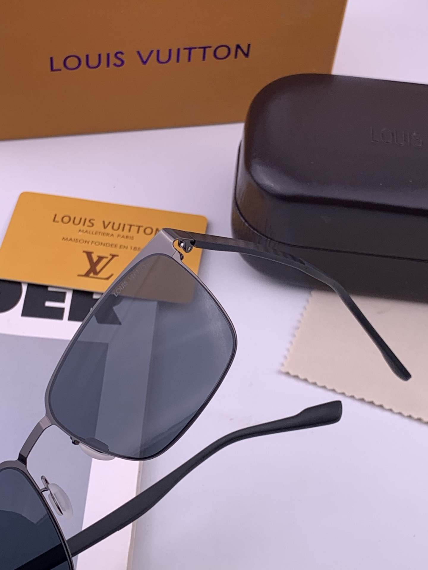 ♦️LV 新款男女情侣款太阳镜多边形墨镜iP电镀永不褪色 超轻超有弹性整幅眼镜无螺丝重要的是压不坏 高清镜片、精湛的工艺