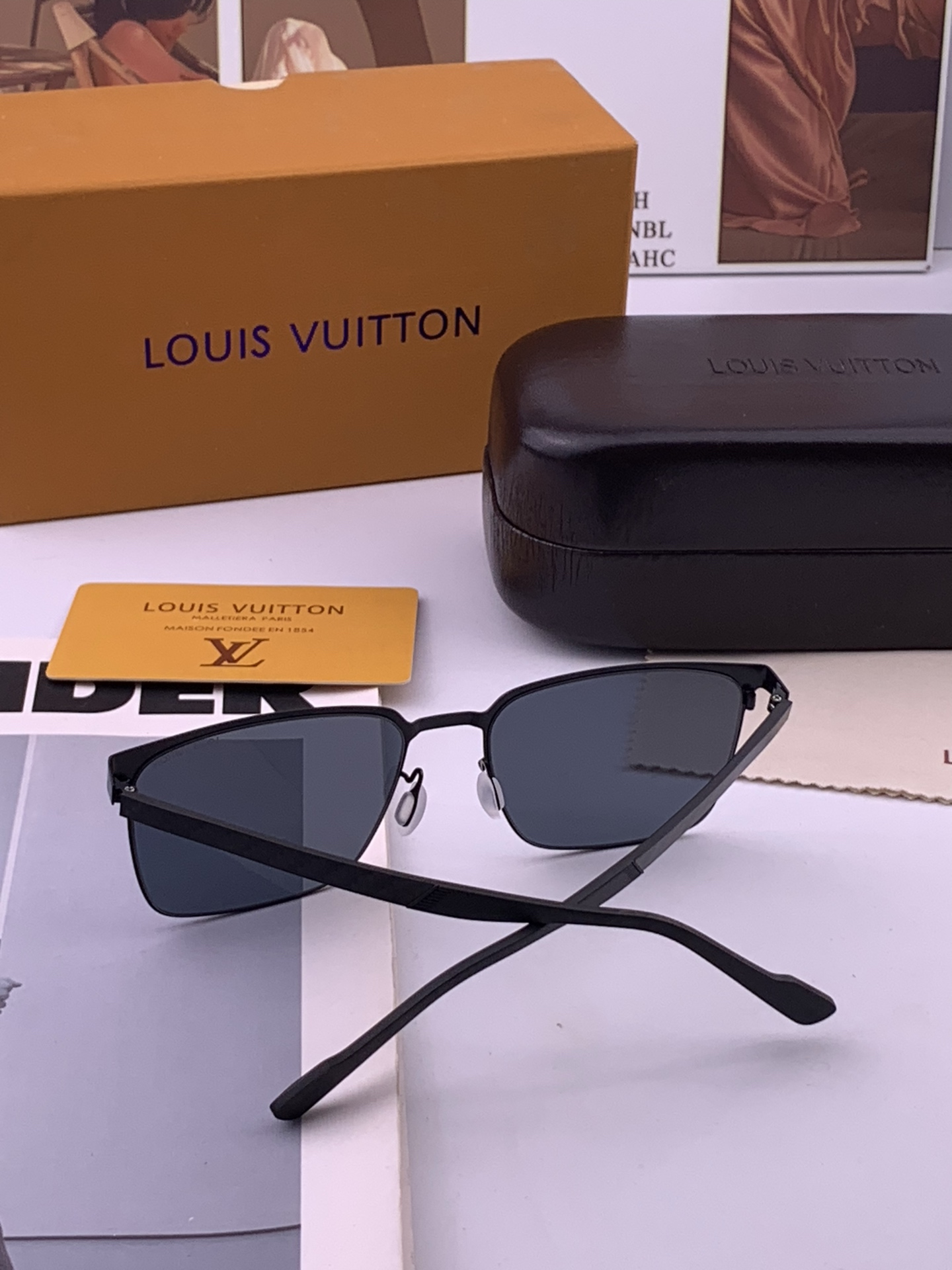 ♦️LV 新款男女情侣款太阳镜多边形墨镜iP电镀永不褪色 超轻超有弹性整幅眼镜无螺丝重要的是压不坏 高清镜片、精湛的工艺