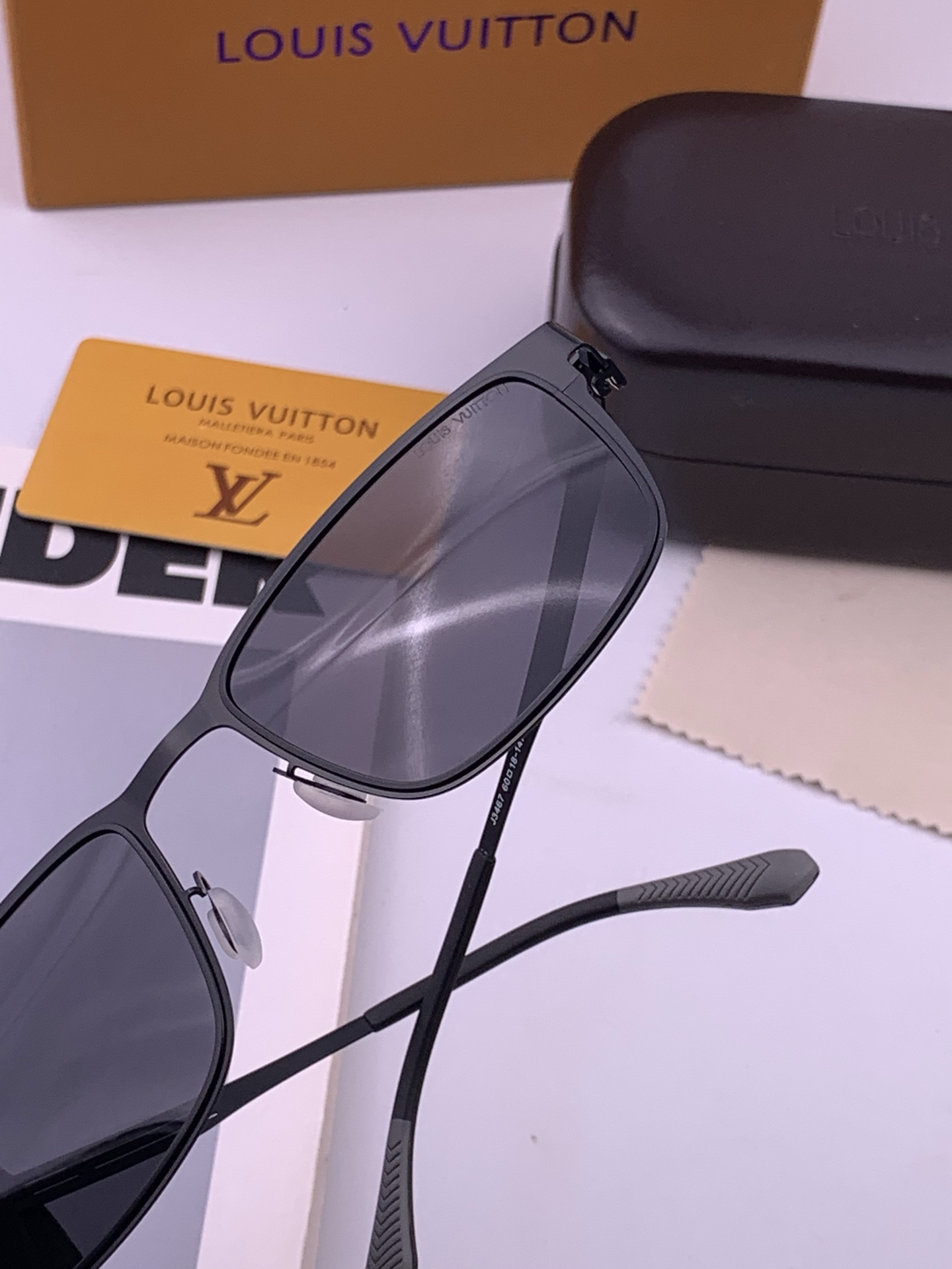 ♦️LV 新款男女情侣款太阳镜多边形墨镜iP电镀永不褪色 超轻超有弹性整幅眼镜无螺丝重要的是压不坏 高清镜片、精湛的工艺