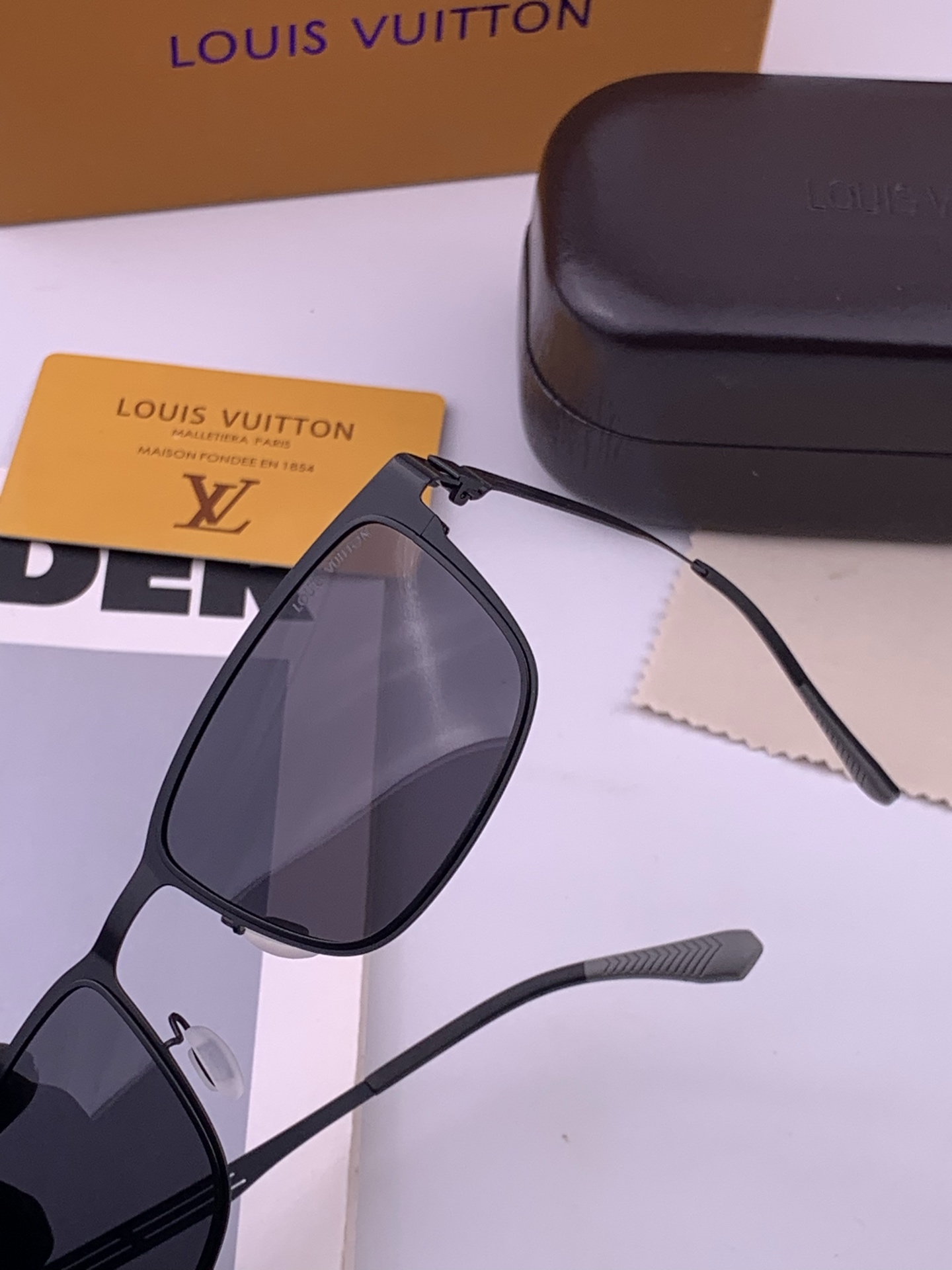 ♦️LV 新款男女情侣款太阳镜多边形墨镜iP电镀永不褪色 超轻超有弹性整幅眼镜无螺丝重要的是压不坏 高清镜片、精湛的工艺