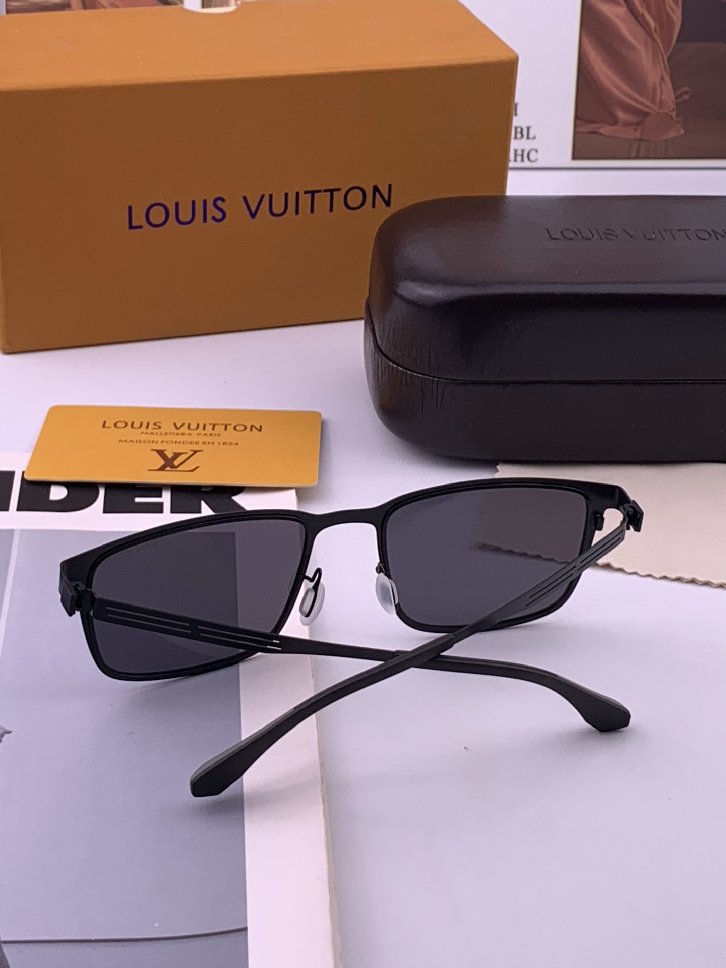 ♦️LV 新款男女情侣款太阳镜多边形墨镜iP电镀永不褪色 超轻超有弹性整幅眼镜无螺丝重要的是压不坏 高清镜片、精湛的工艺