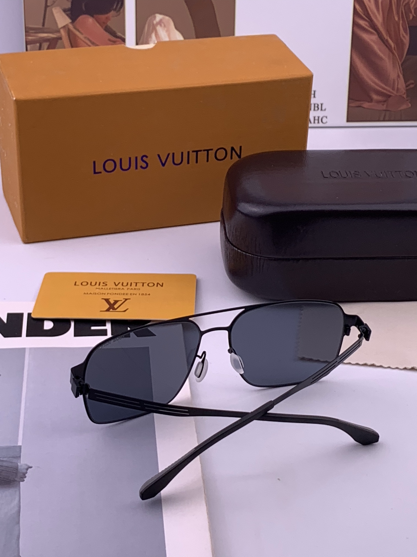 ♦️LV 新款男女情侣款太阳镜多边形墨镜iP电镀永不褪色 超轻超有弹性整幅眼镜无螺丝重要的是压不坏 高清镜片、精湛的工艺