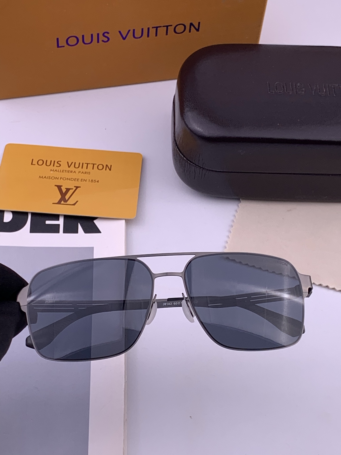 ♦️LV 新款男女情侣款太阳镜多边形墨镜iP电镀永不褪色 超轻超有弹性整幅眼镜无螺丝重要的是压不坏 高清镜片、精湛的工艺