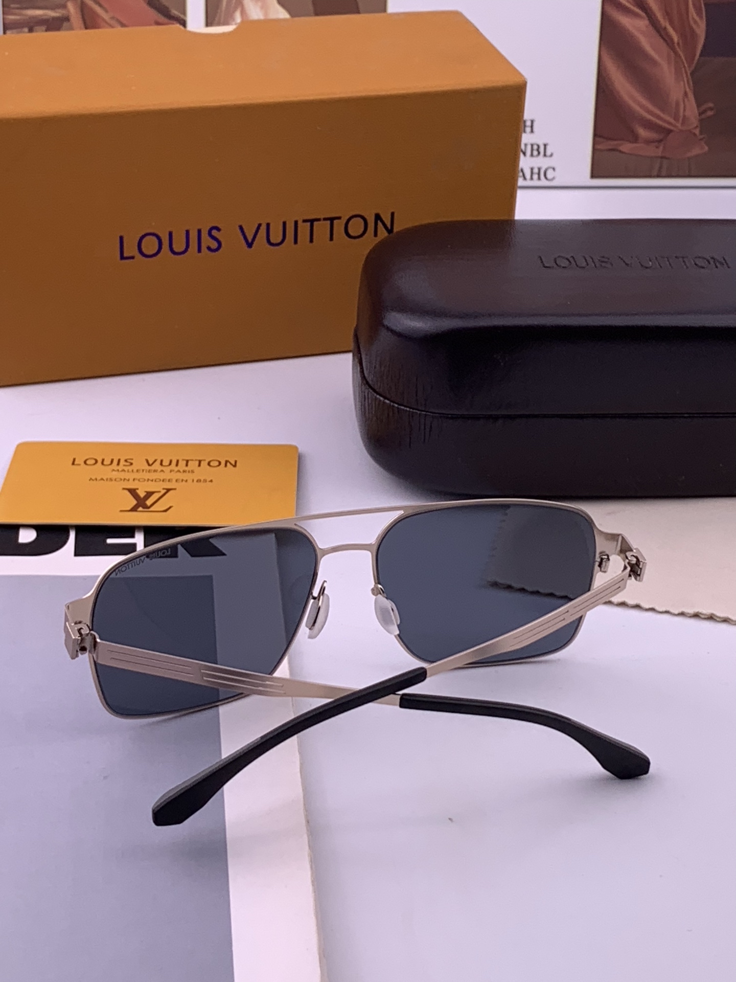 ♦️LV 新款男女情侣款太阳镜多边形墨镜iP电镀永不褪色 超轻超有弹性整幅眼镜无螺丝重要的是压不坏 高清镜片、精湛的工艺