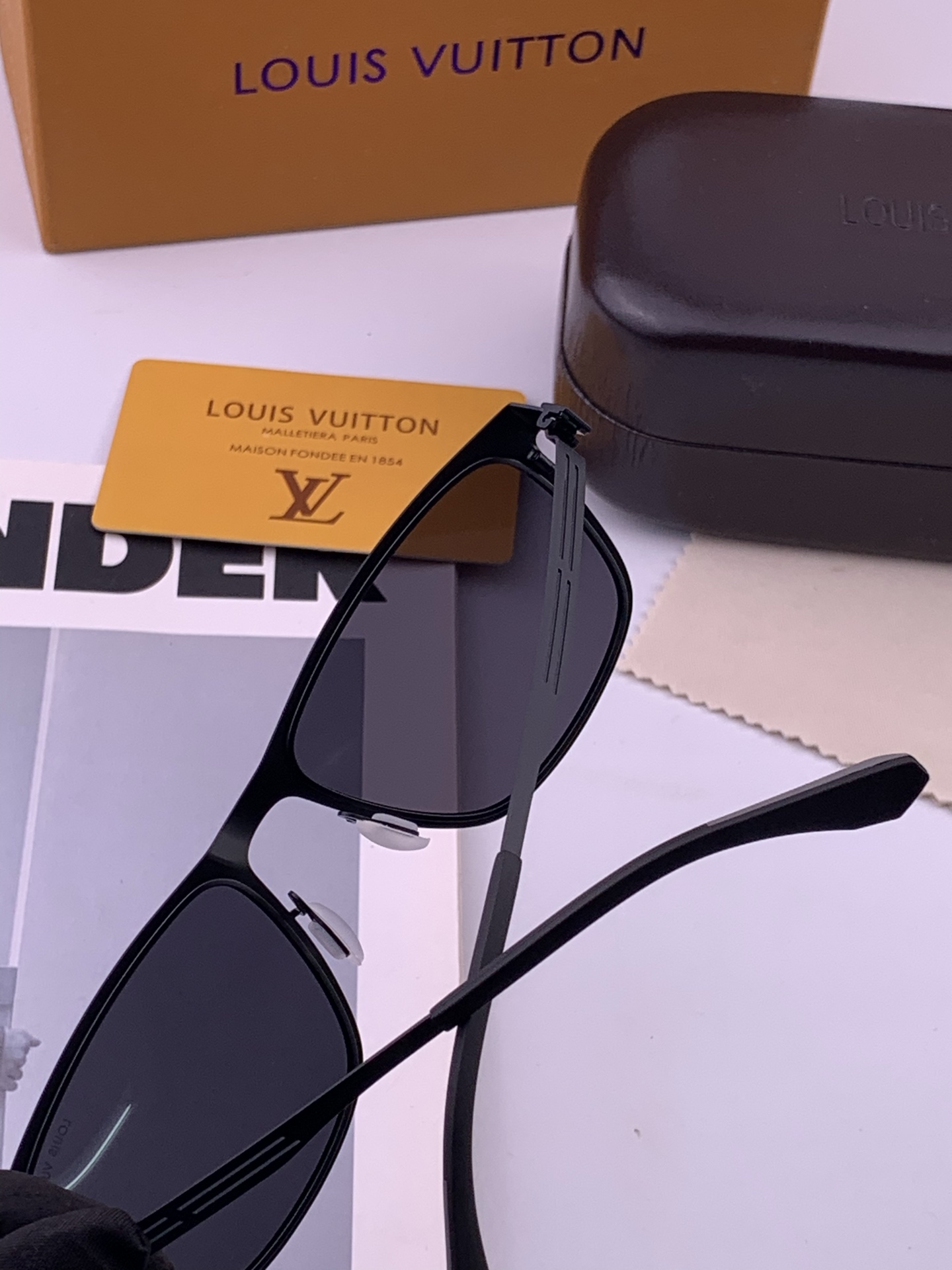 ♦️LV 新款男女情侣款太阳镜多边形墨镜iP电镀永不褪色 超轻超有弹性整幅眼镜无螺丝重要的是压不坏 高清镜片、精湛的工艺