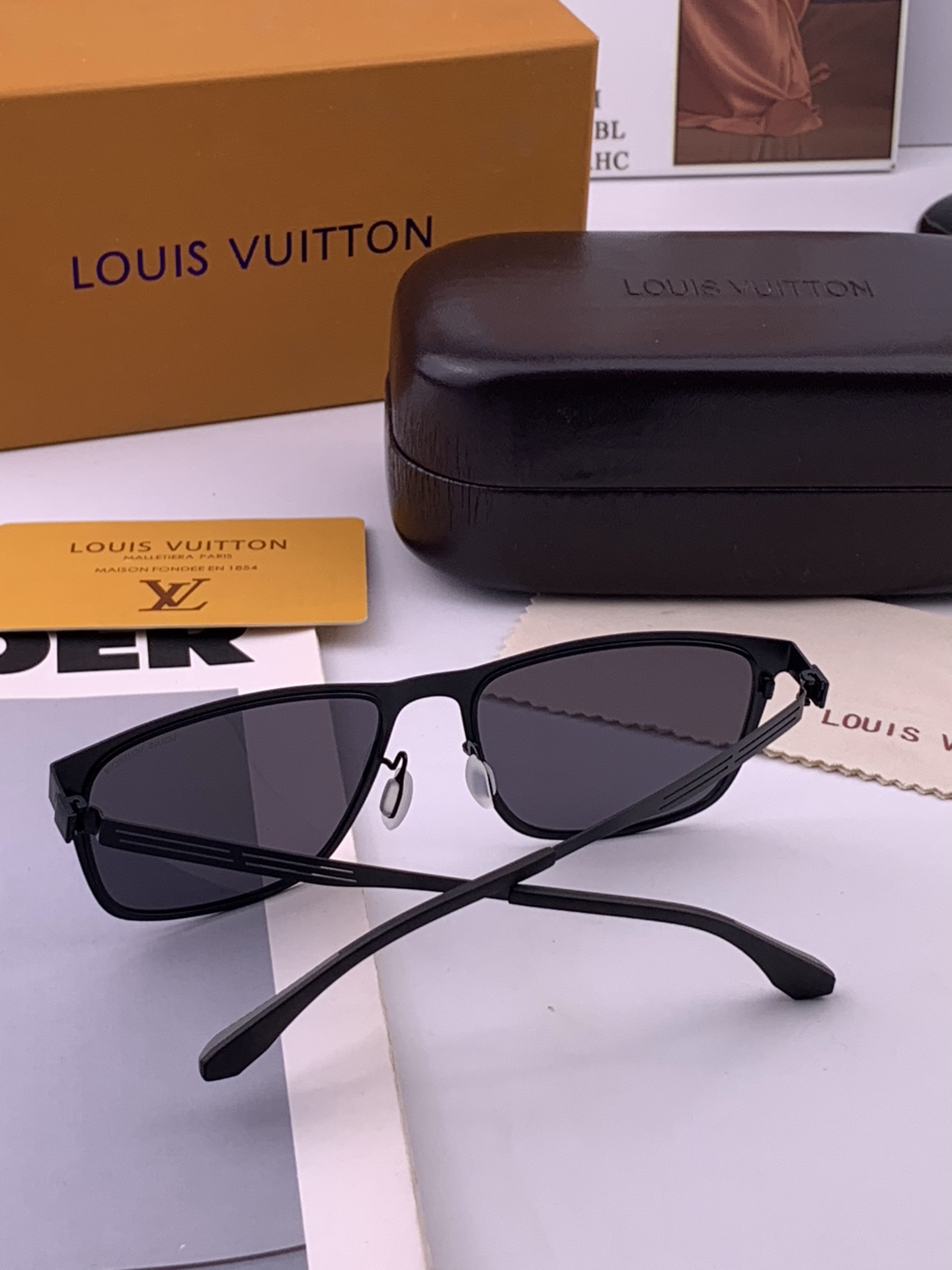 ♦️LV 新款男女情侣款太阳镜多边形墨镜iP电镀永不褪色 超轻超有弹性整幅眼镜无螺丝重要的是压不坏 高清镜片、精湛的工艺