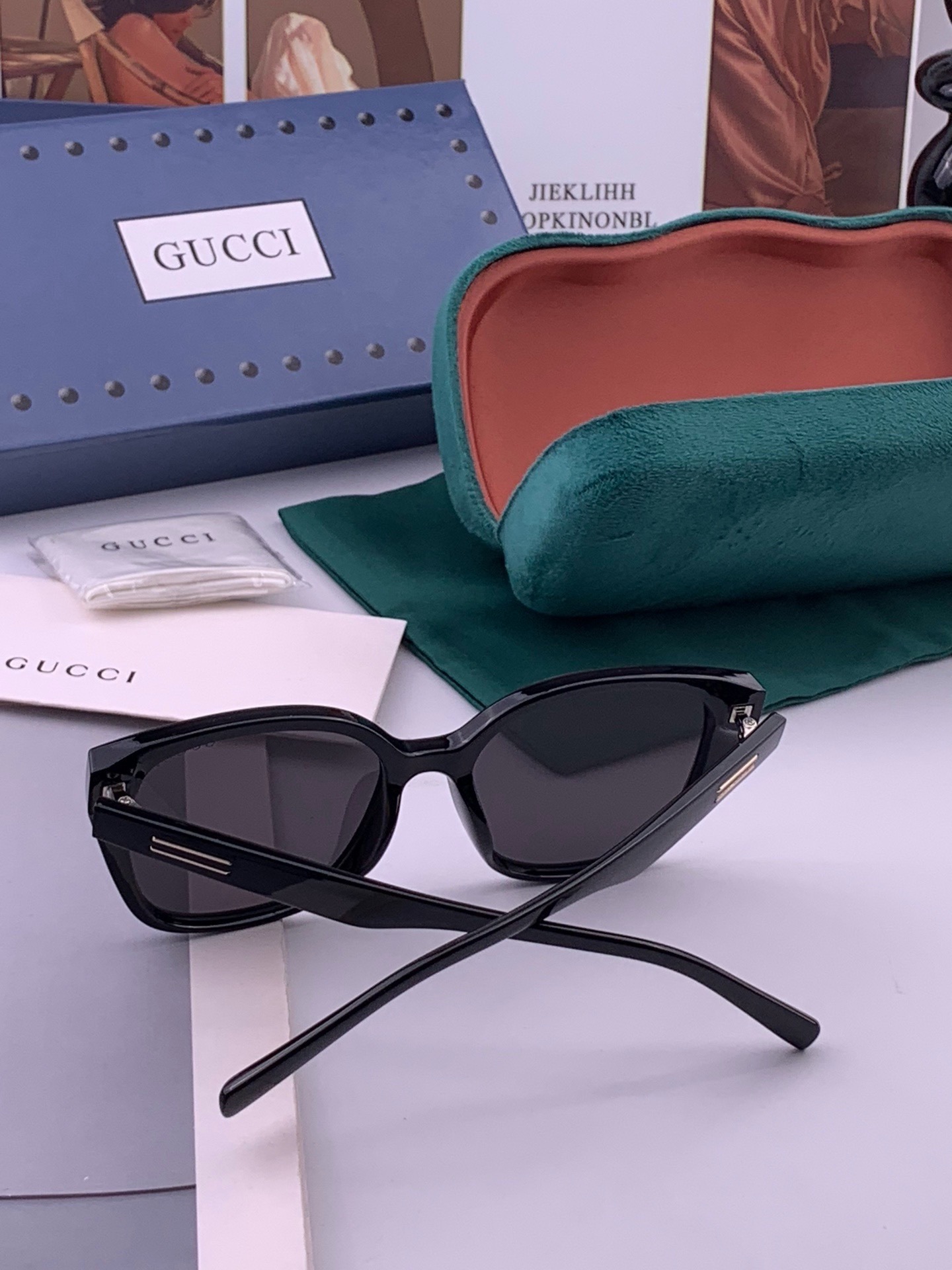 Gucci   情侣款 经典的方框设计，不挑脸型，无论搭配大衣还是连衣裙都非常显气质高清偏光镜片预防紫外线 型号：G77