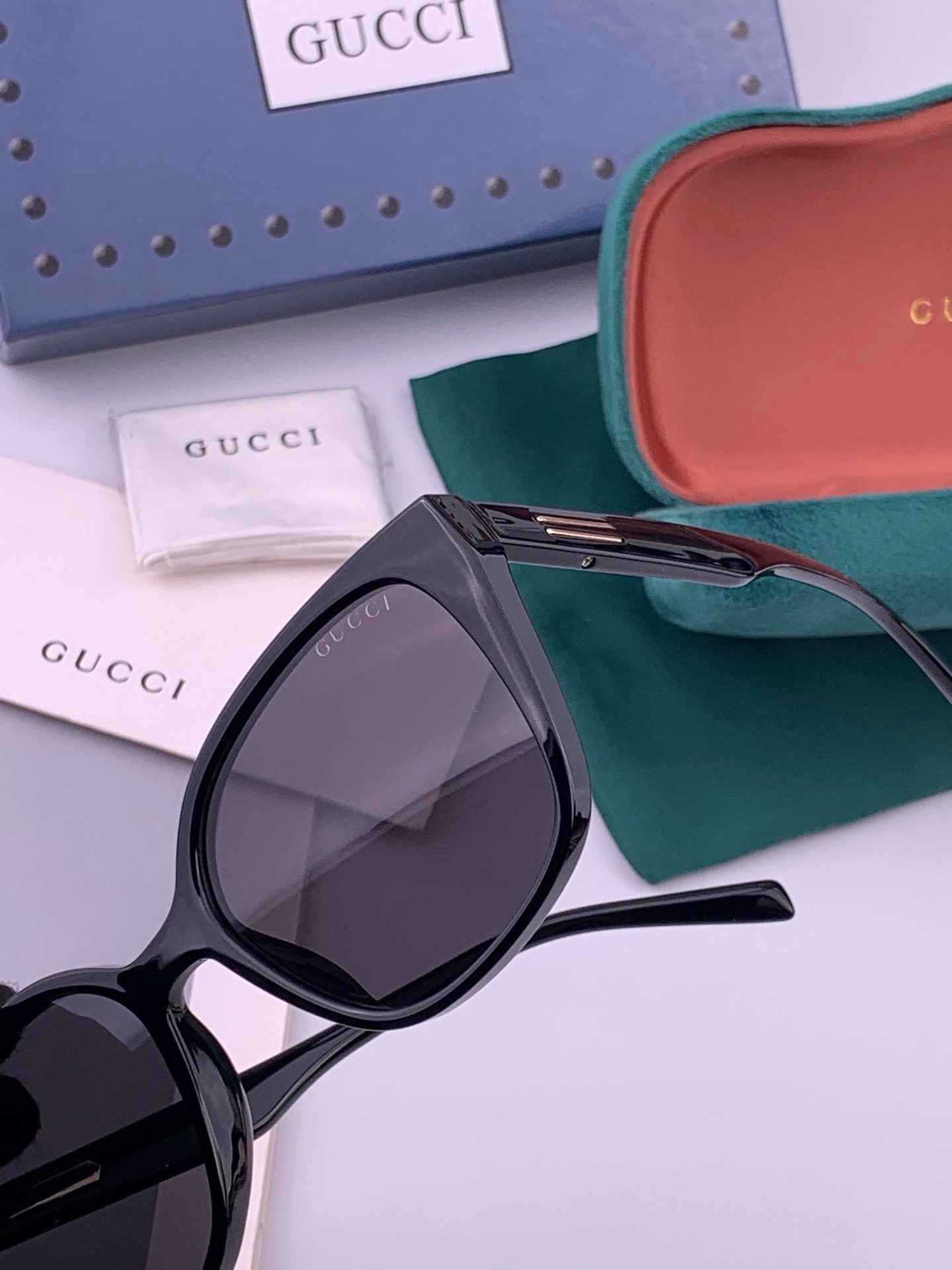 Gucci   情侣款 经典的方框设计，不挑脸型，无论搭配大衣还是连衣裙都非常显气质高清偏光镜片预防紫外线 型号：G77
