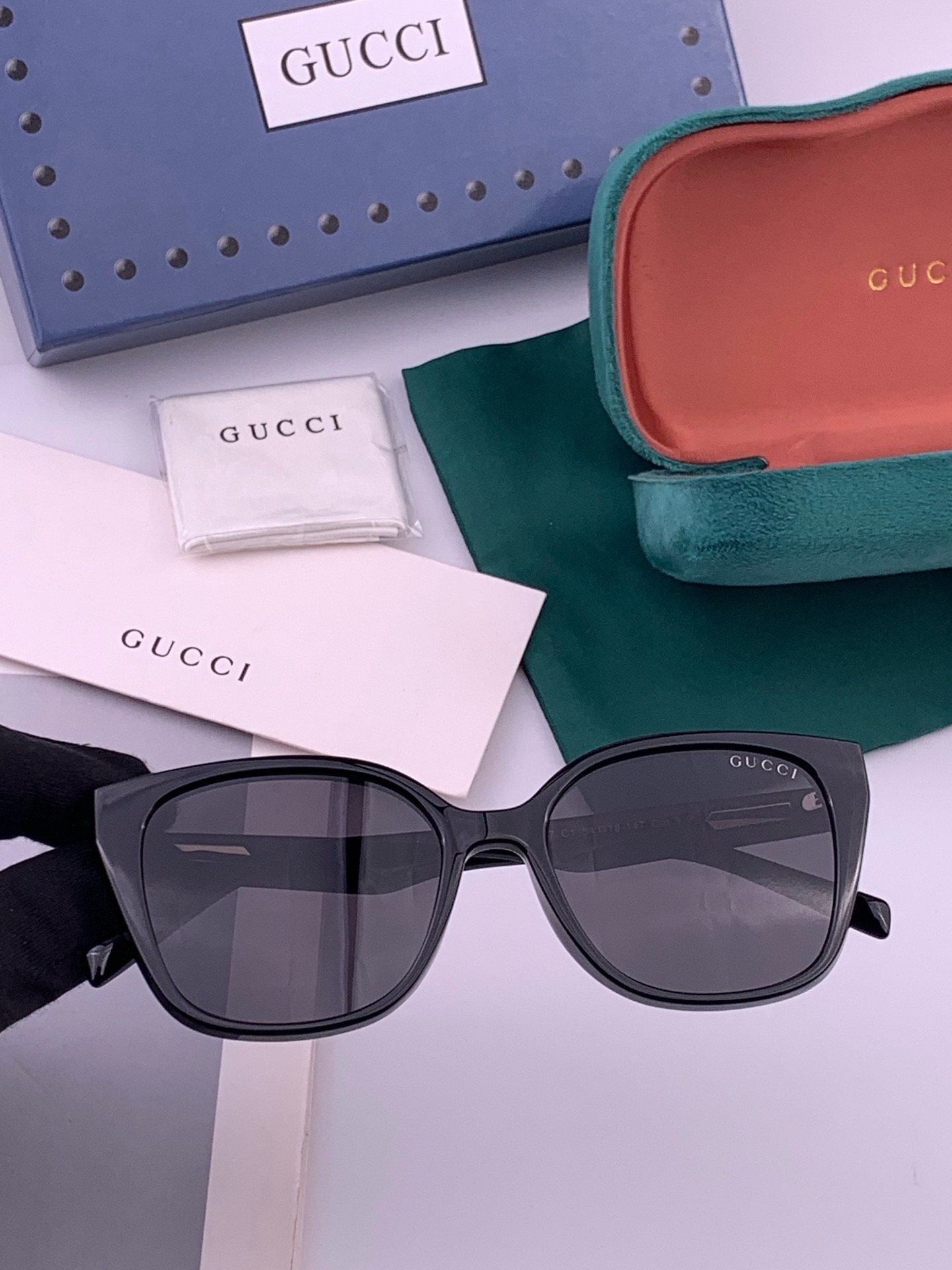 Gucci   情侣款 经典的方框设计，不挑脸型，无论搭配大衣还是连衣裙都非常显气质高清偏光镜片预防紫外线 型号：G77