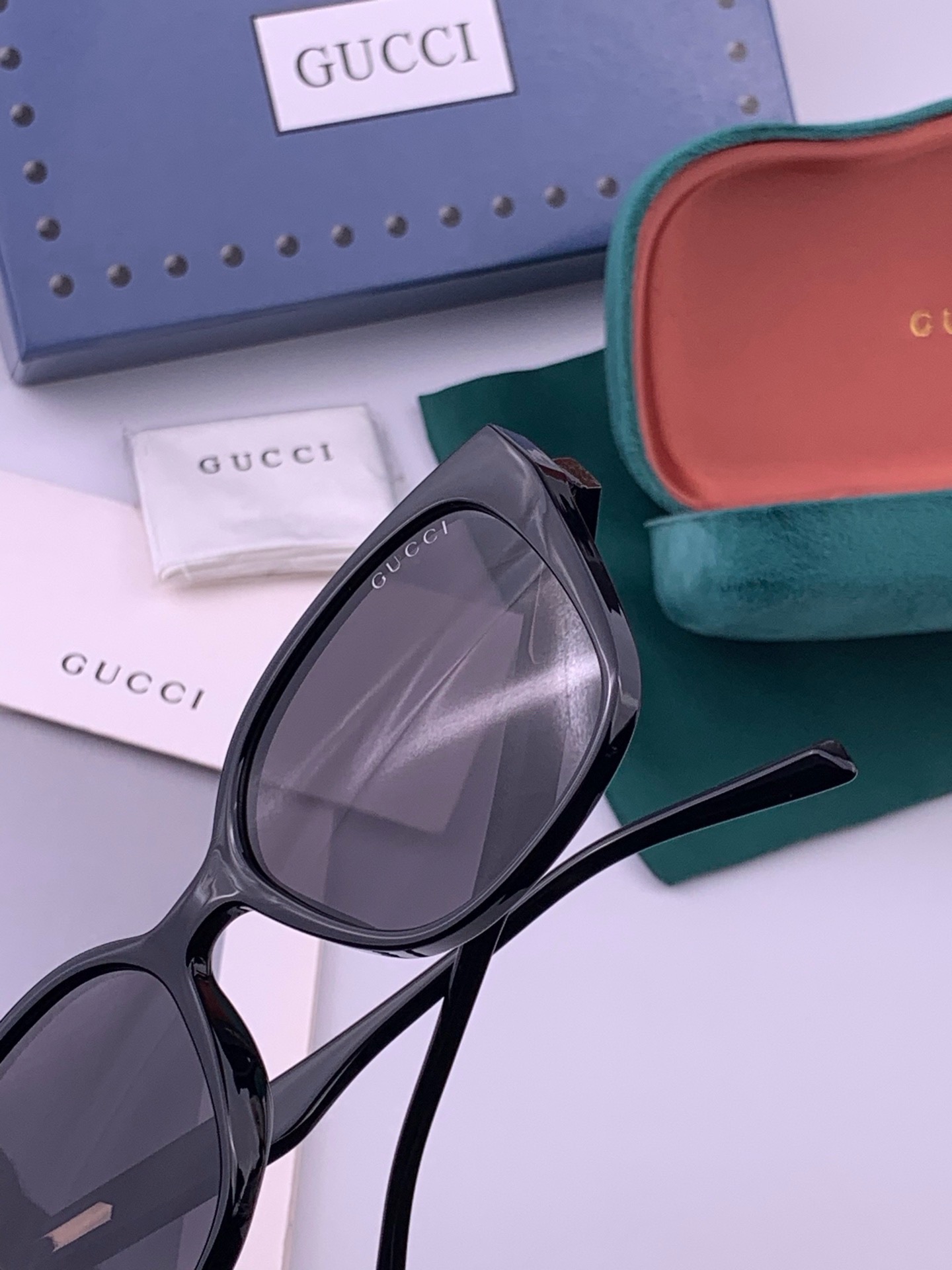 Gucci   情侣款 经典的方框设计，不挑脸型，无论搭配大衣还是连衣裙都非常显气质高清偏光镜片预防紫外线 型号：G77